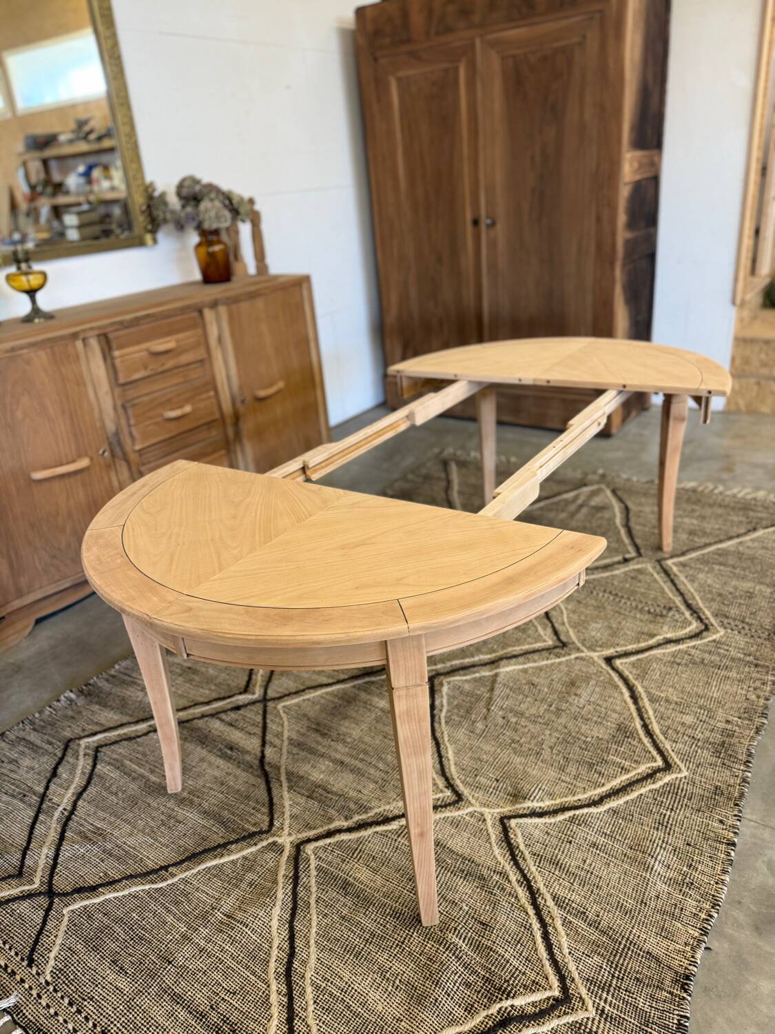 Extendable table with several options.