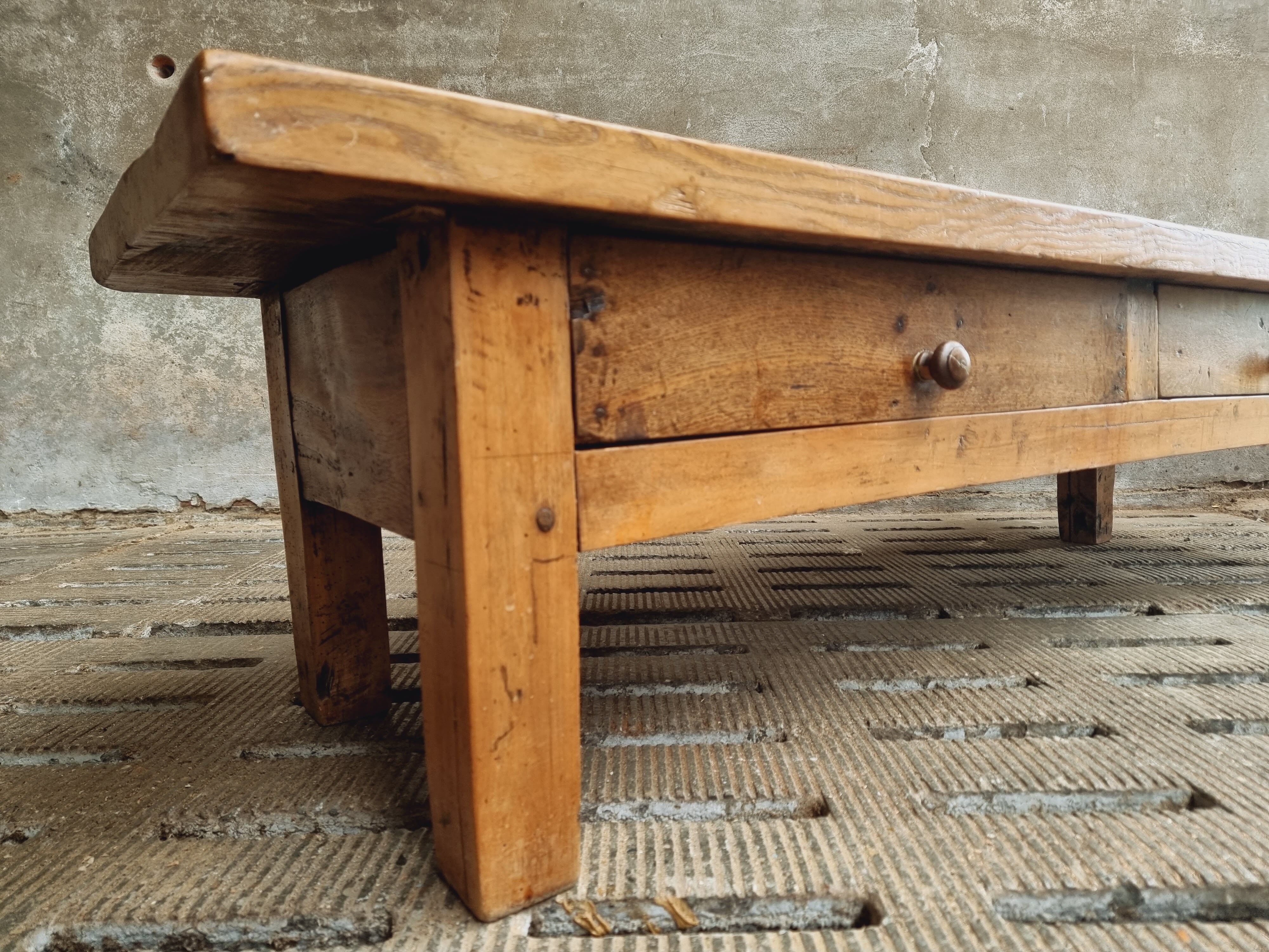 Table basse espagnole 19ème siècle