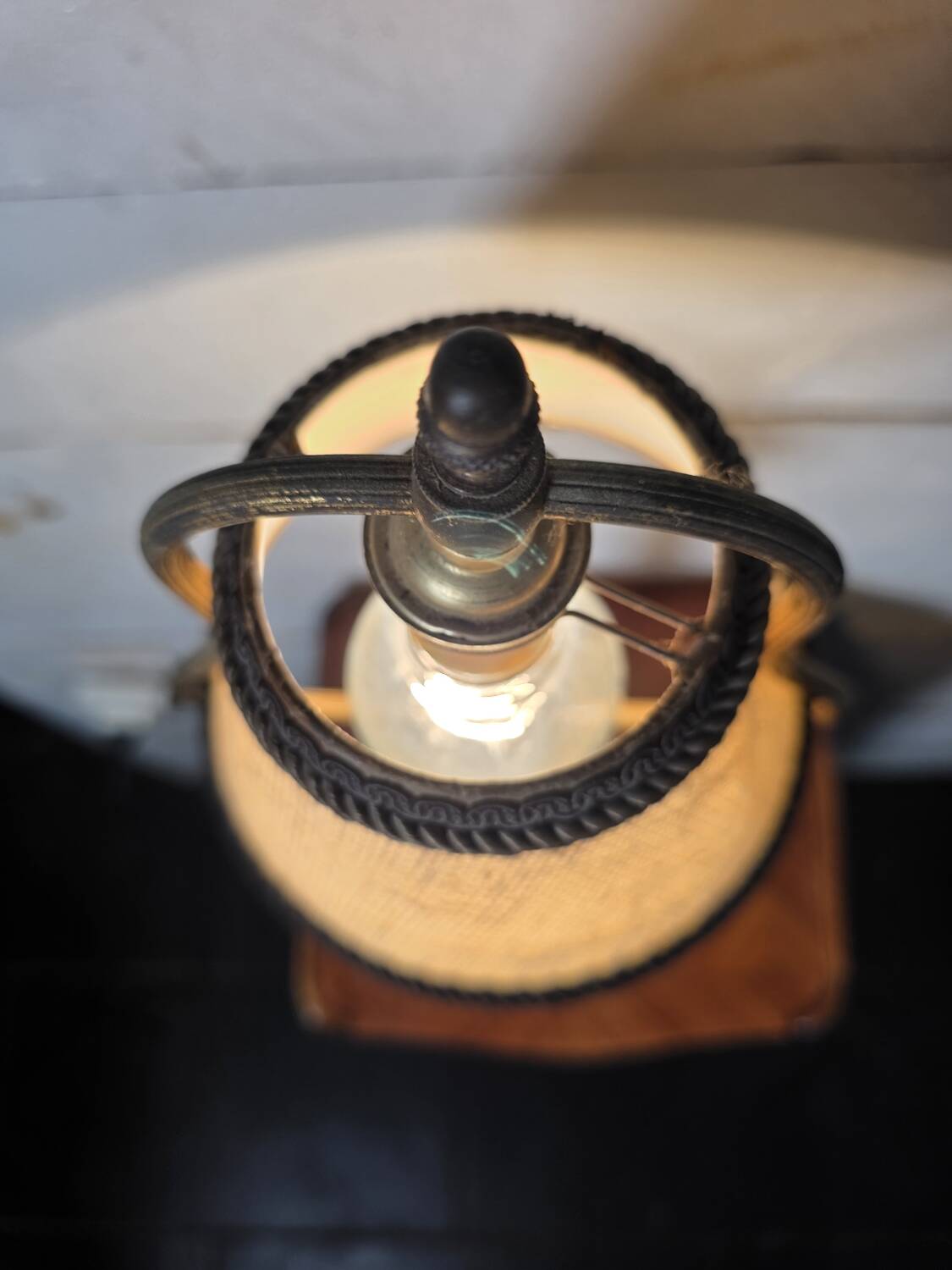 Empire-style table lamp in gilded bronze from the 19th century.