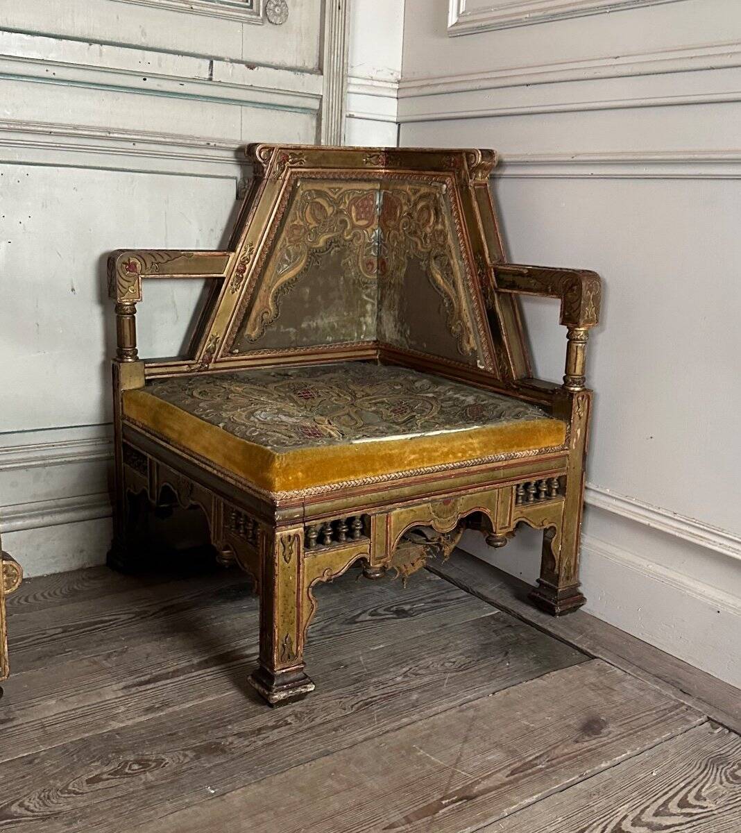 Pair of corner armchairs and an Orientalist bench in carved and polychrome wood from around 1900.