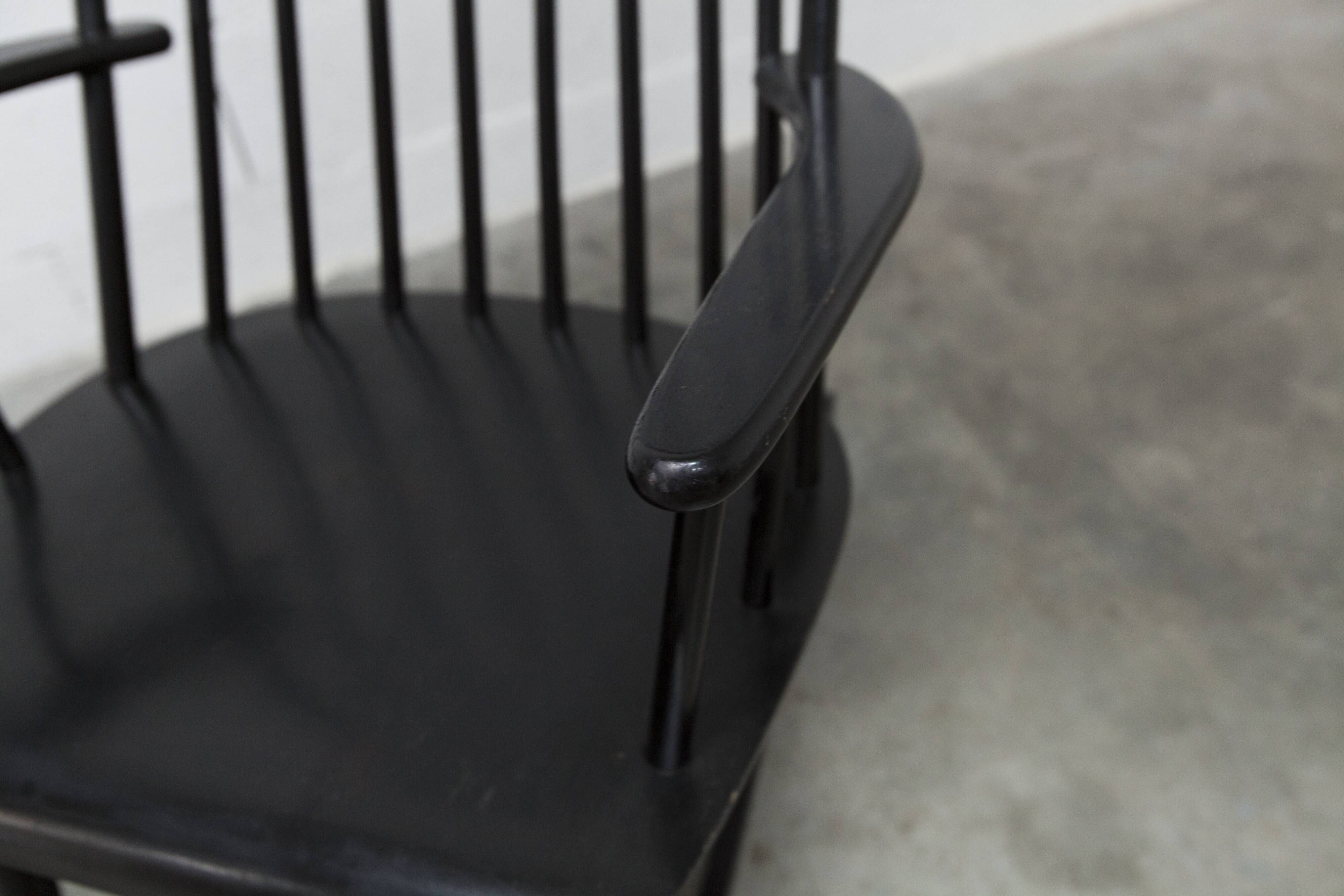 Scandinavian style rocking chair Tapiovaara 1960 in very good condition.