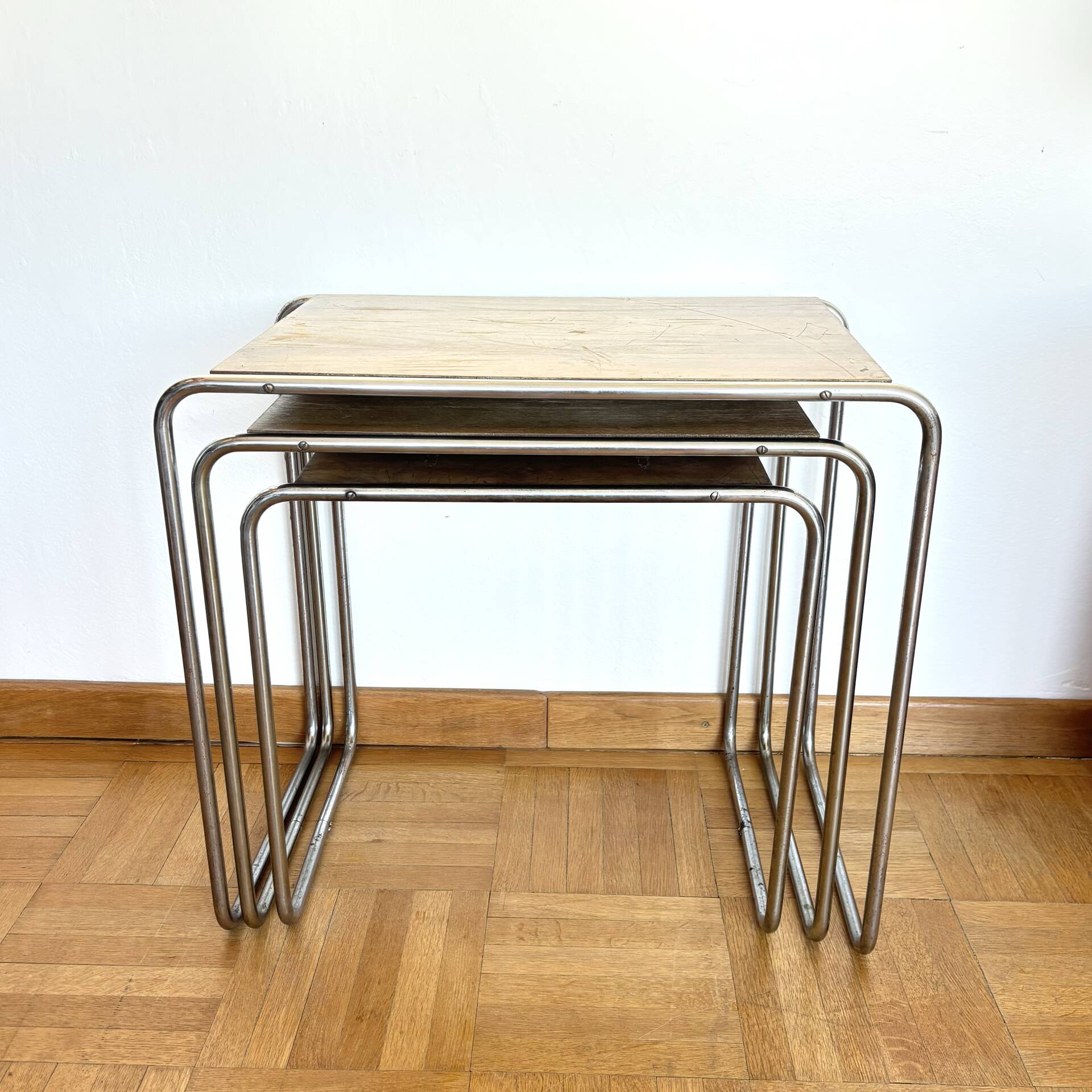 Functionalist nesting tables B9