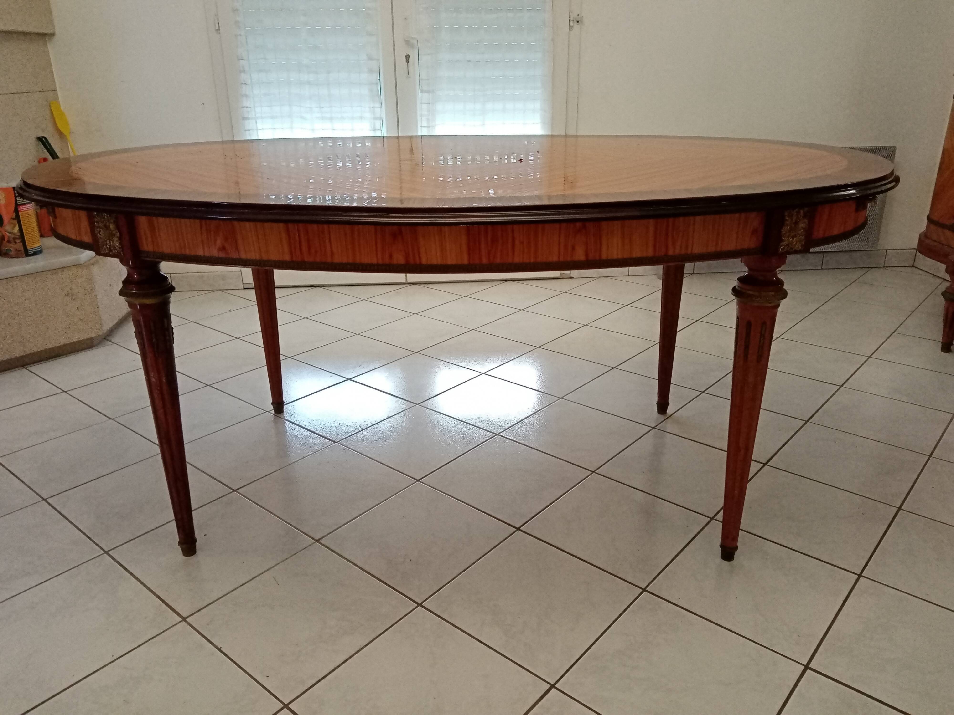 Oval table, varnish Louis XV style