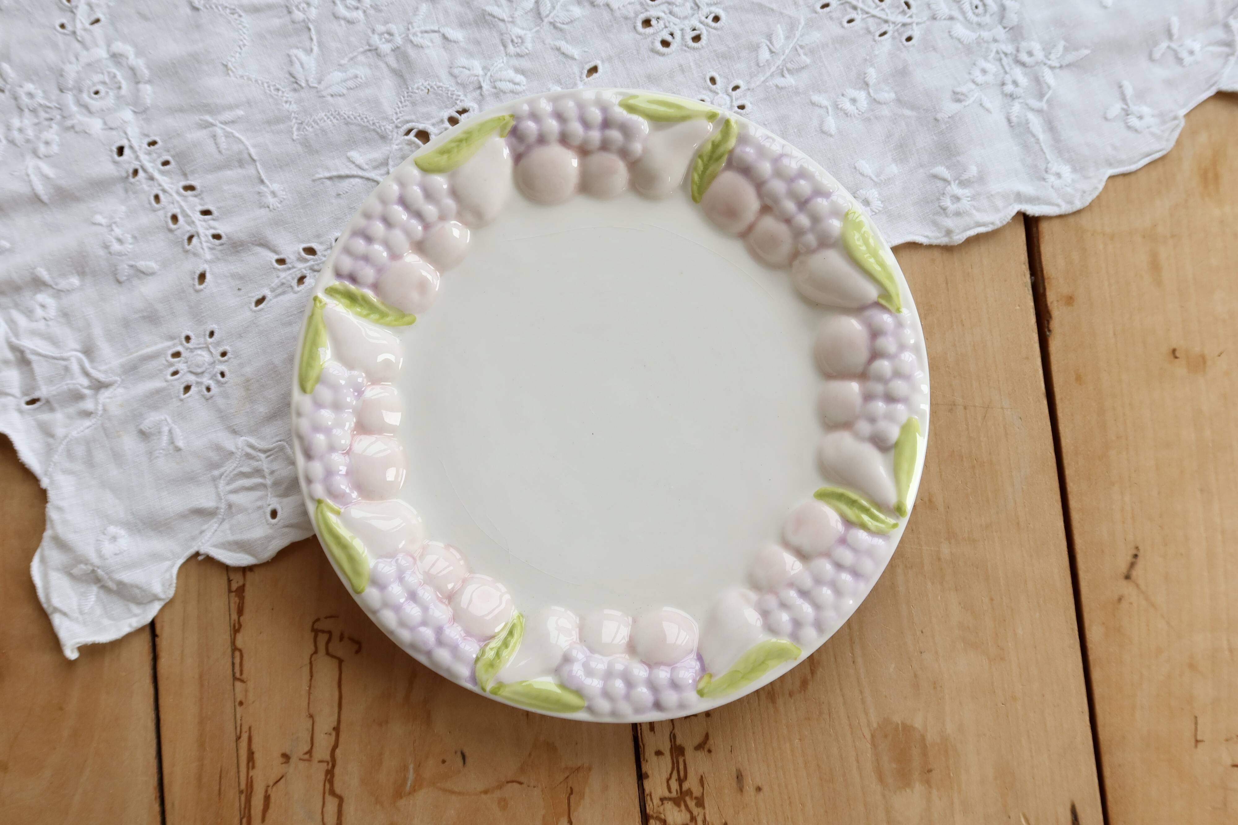 Vintage barbotine plate – Fruit decoration