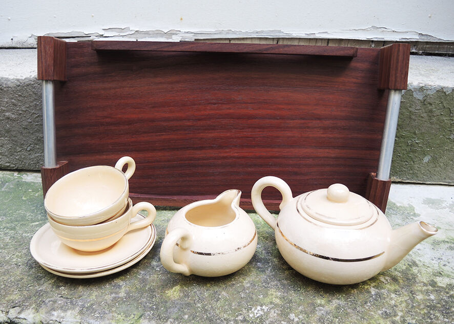 Former breakfast service at the earthenware bed with tray