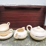 Former breakfast service at the earthenware bed with tray