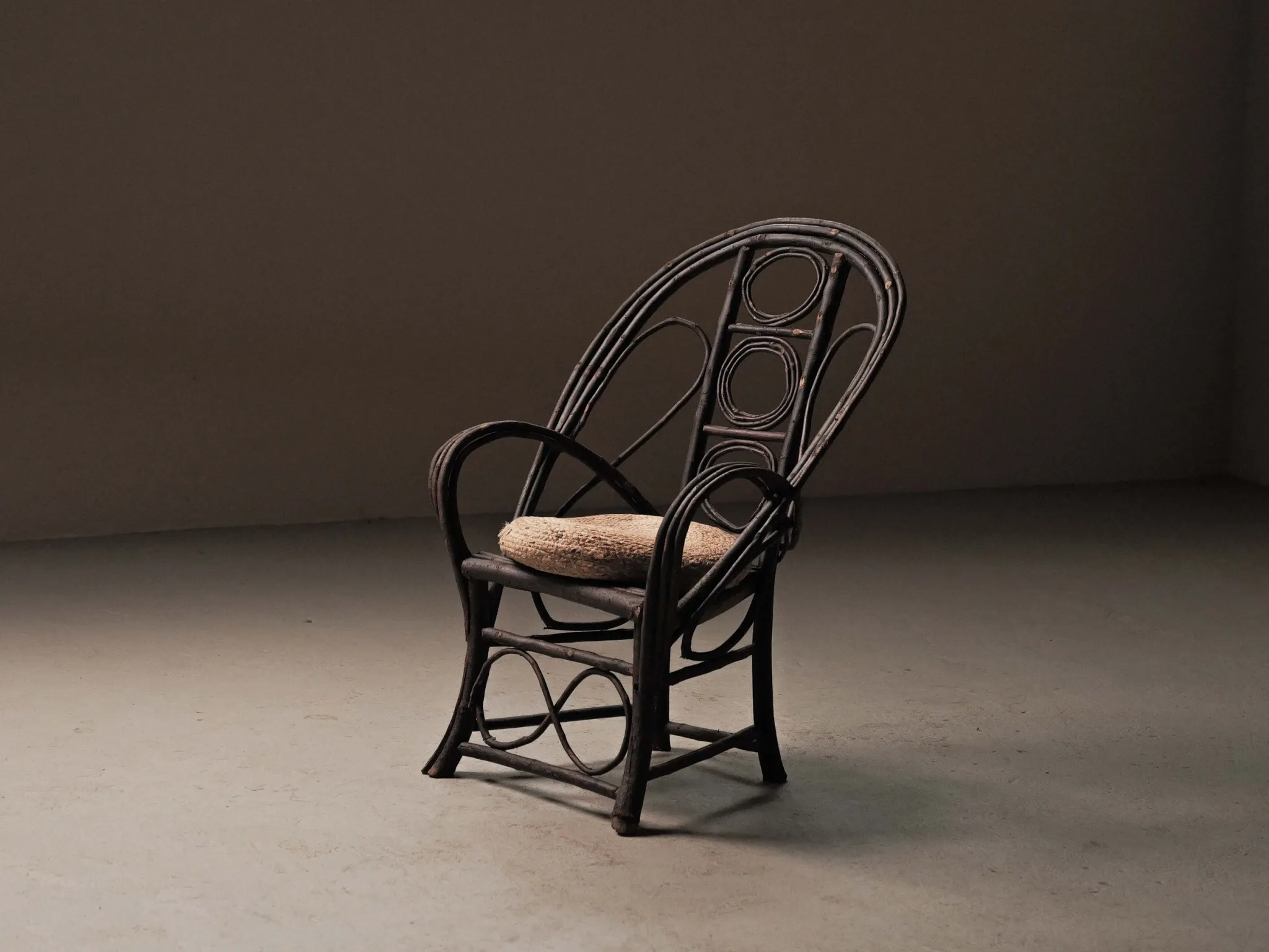 Fauteuil sculptural en bois courbé , Art Populaire, vers 1900