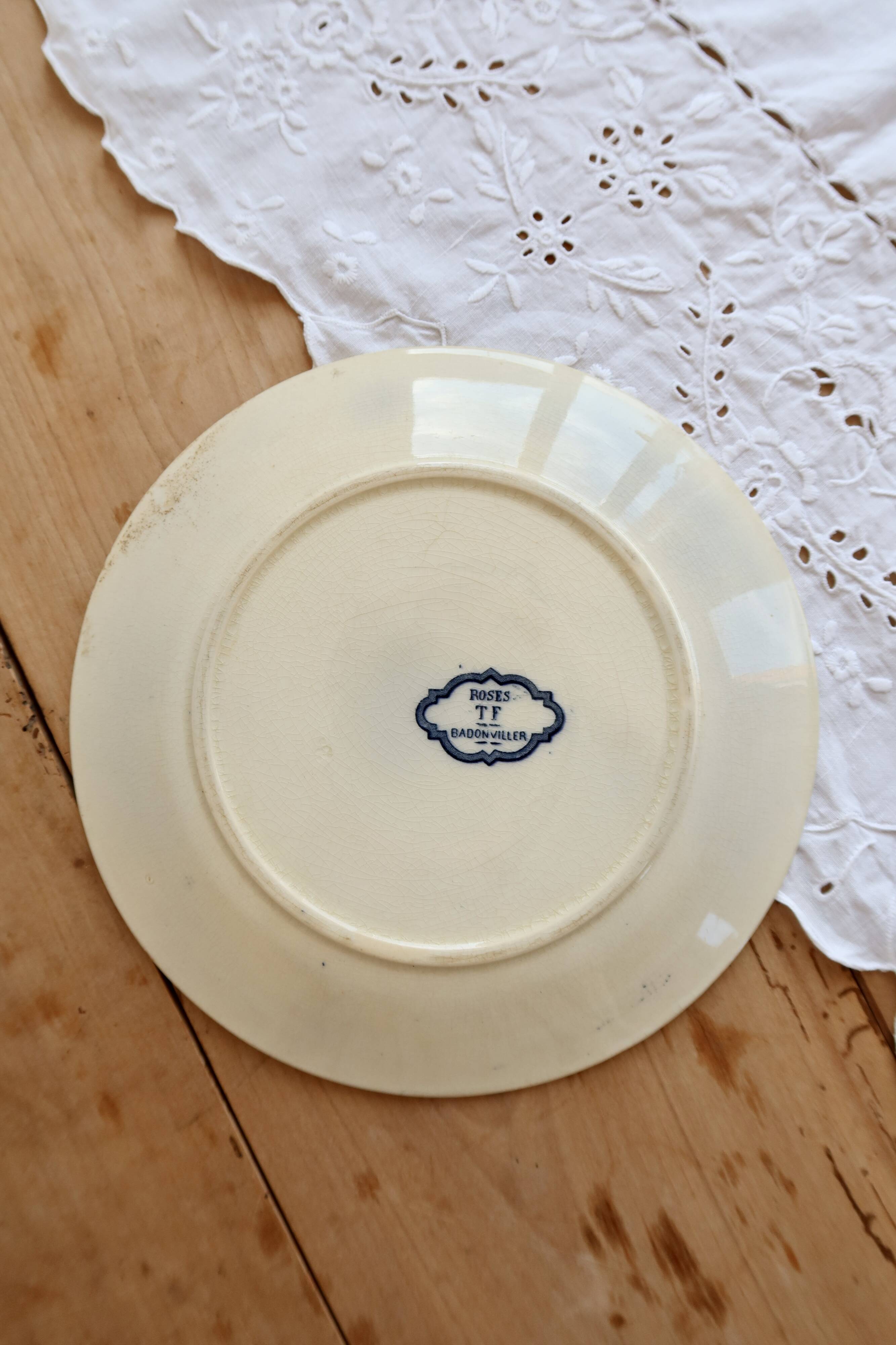 Assiette plate ancienne terre de fer - Badonviller modèle Roses