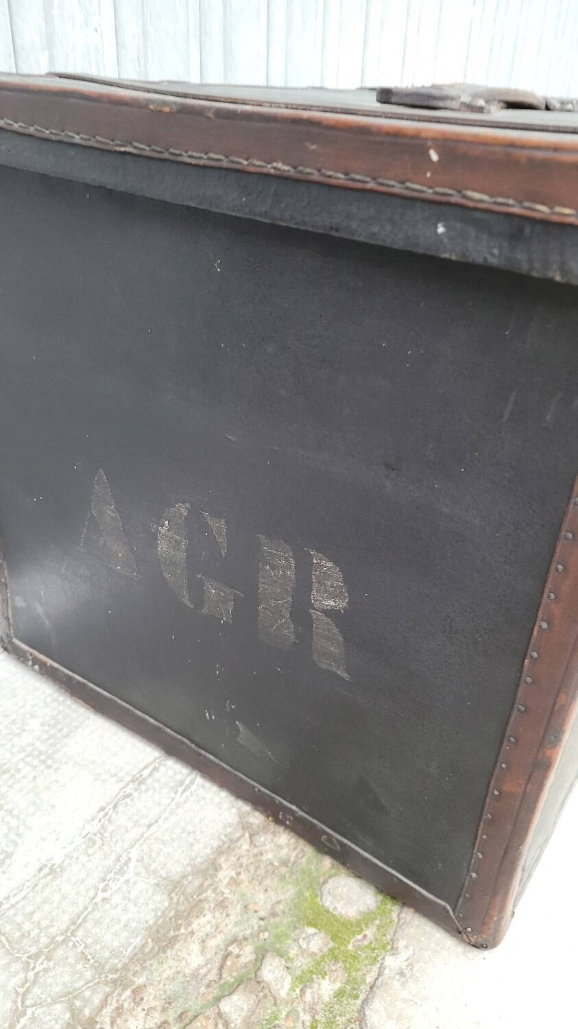 Leather travel trunk from the 1900s