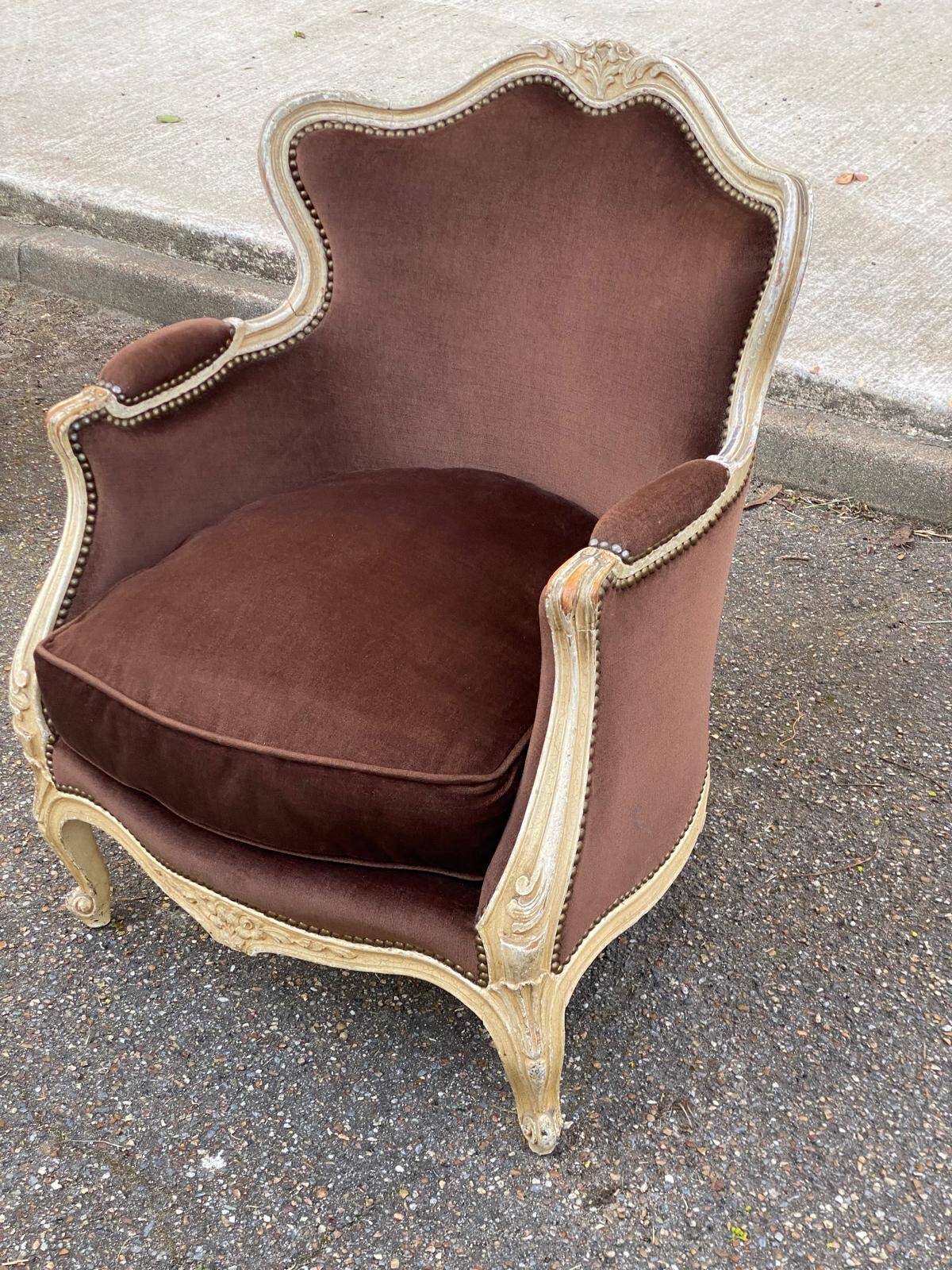 Fauteuil cabriolet Louis XV en bois massif beige et tissu velours marron