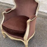 Fauteuil cabriolet Louis XV en bois massif beige et tissu velours marron