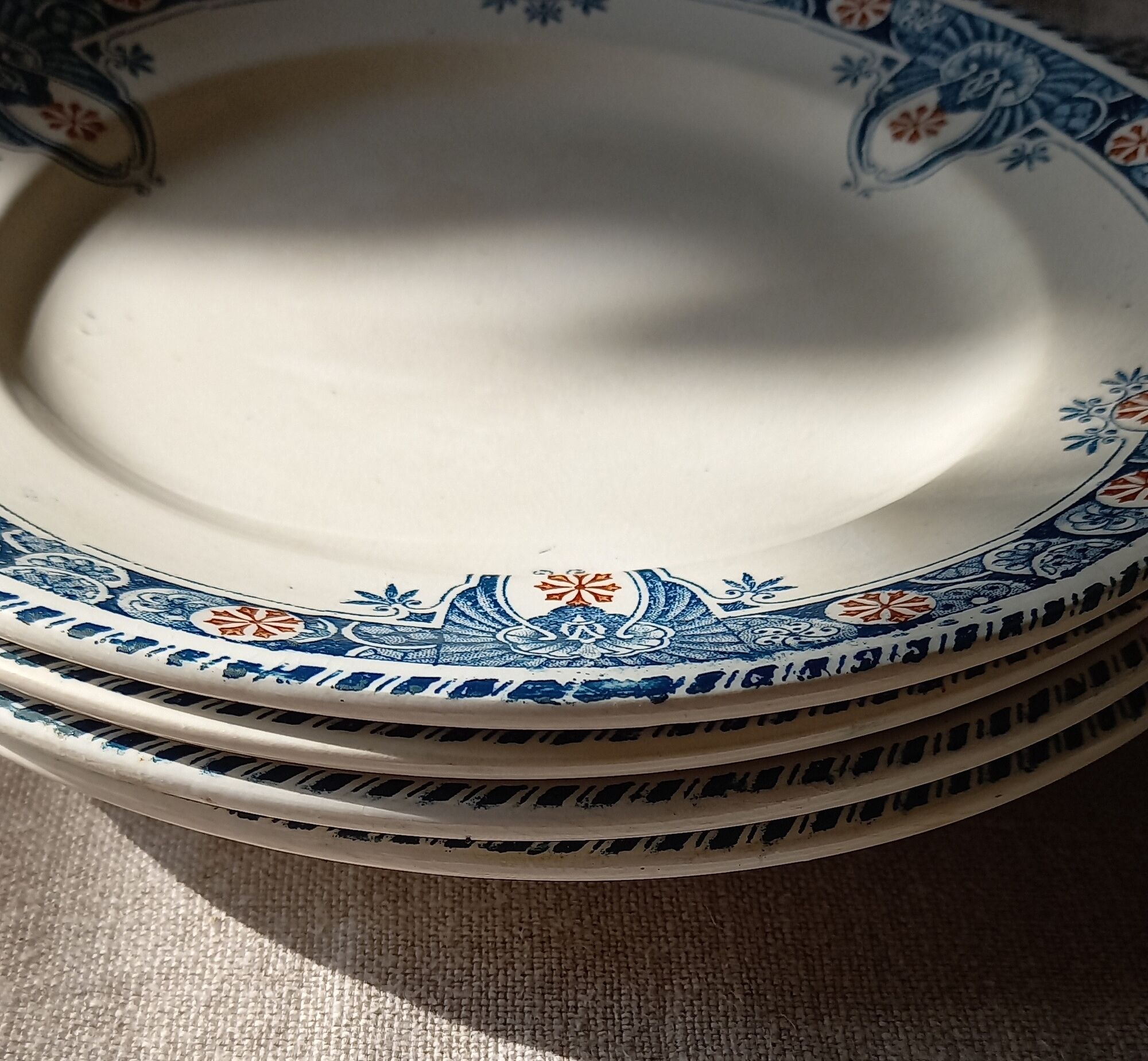 4 assiettes anciennes terre de fer longwy modèle « londres »