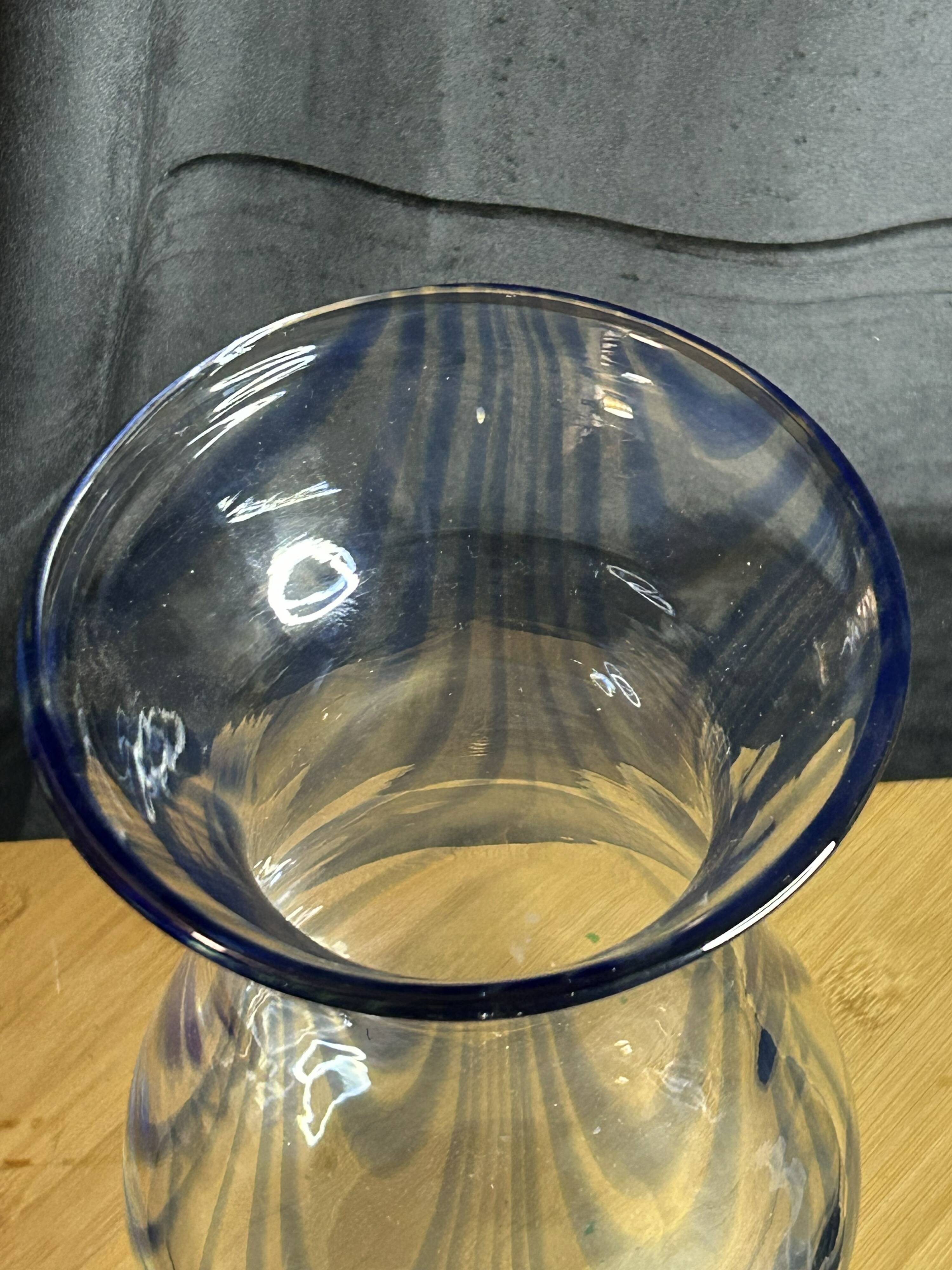 Vase Biot en verre soufflé à inclusions bleues – France vintage – H 23 cm