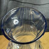 Vase Biot en verre soufflé à inclusions bleues – France vintage – H 23 cm