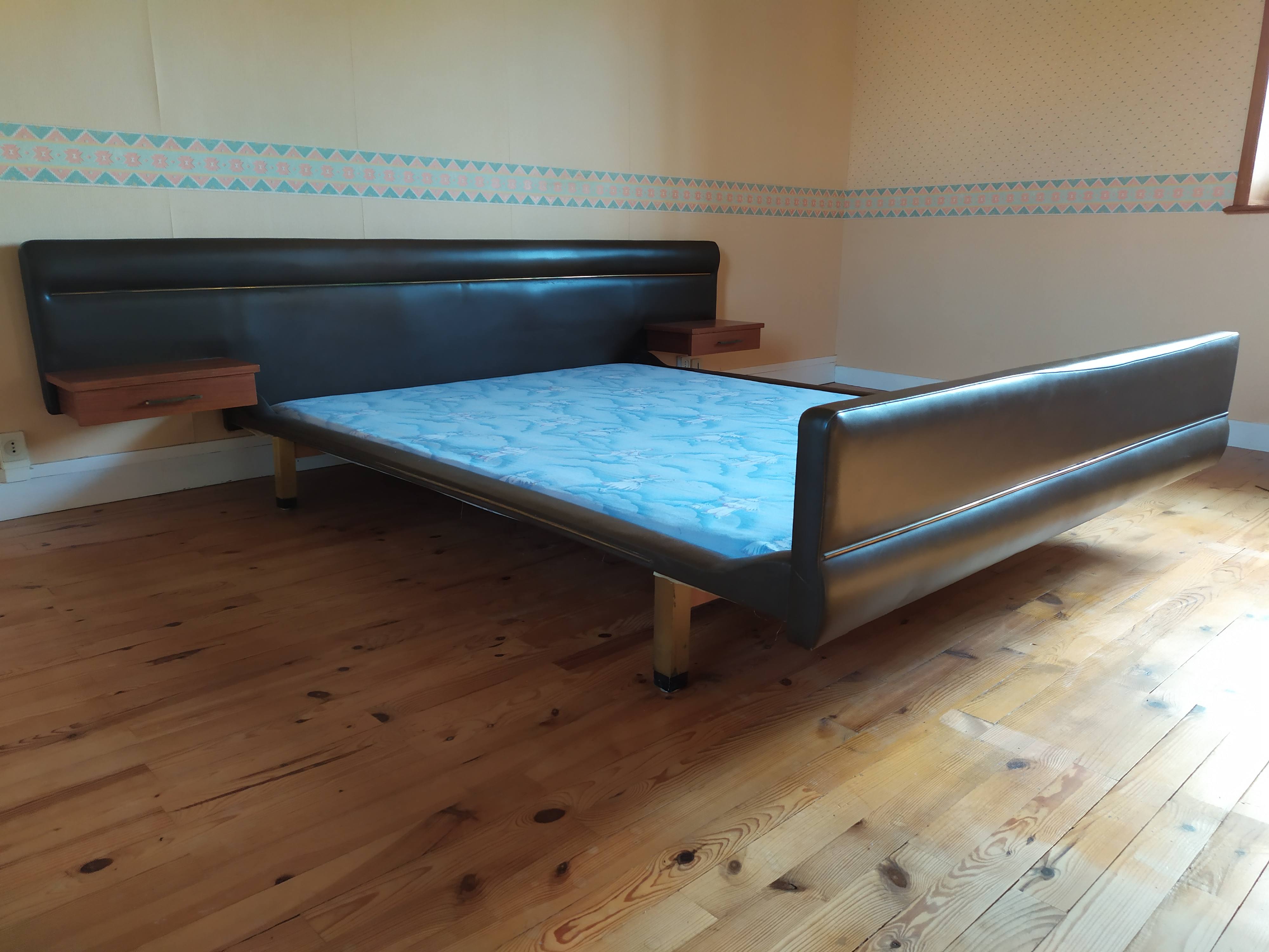 Vintage bed skaï