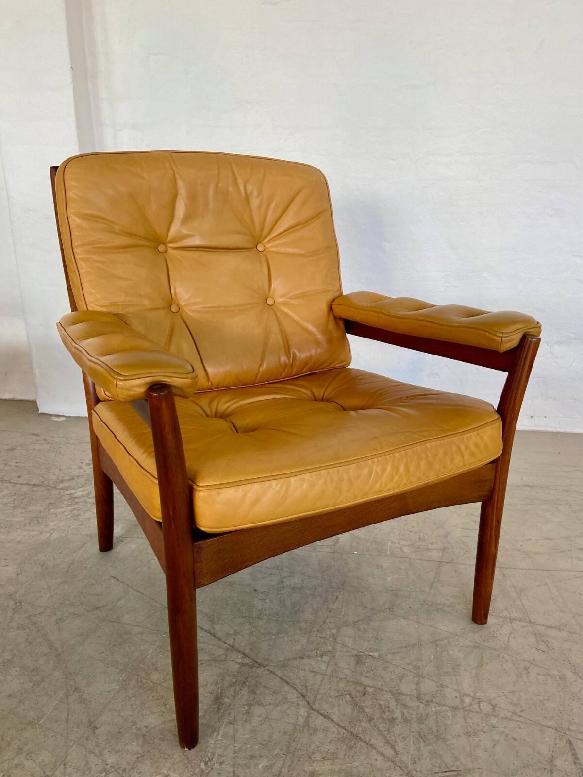 Fauteuil en cuir beige vintage des années 1970 par Göte Möbler.