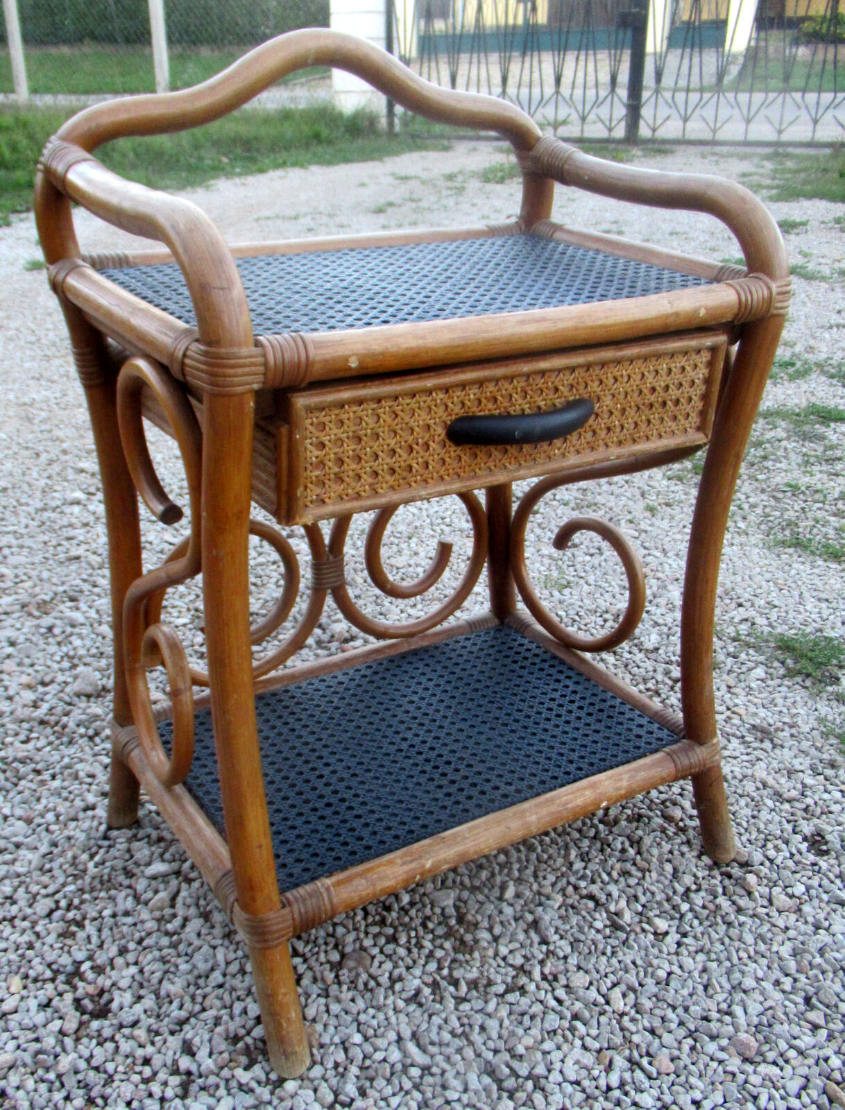 Meuble d'appoint en bambou et rotin