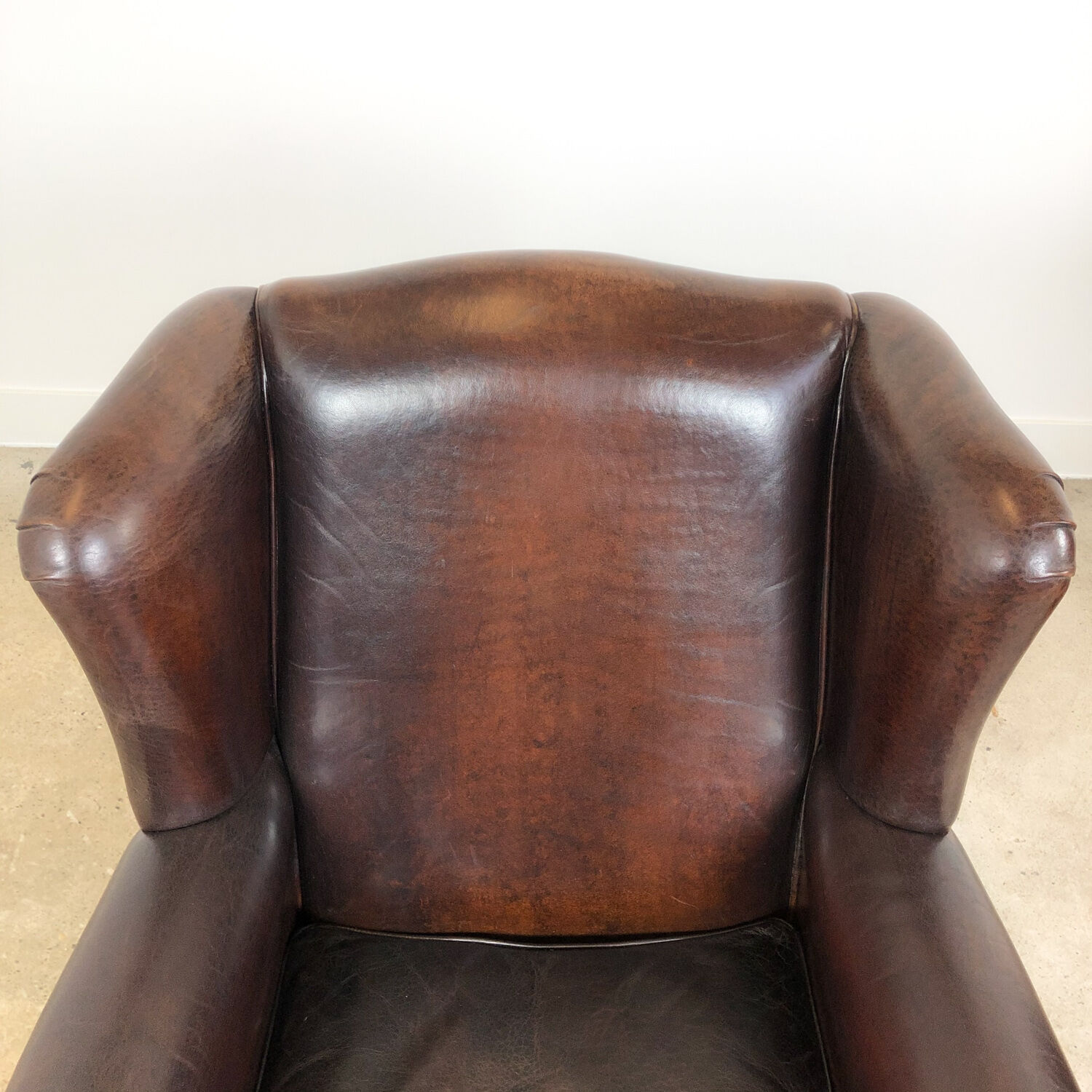 Paire de fauteuils à ailes en cuir de mouton brun foncé vintage