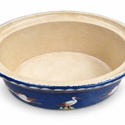 Grande terrine alsacienne de Soufflenheim bleue à décor de cigognes – 41 cm