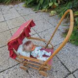 Poussette de poupée trés ancienne, en bois et osier