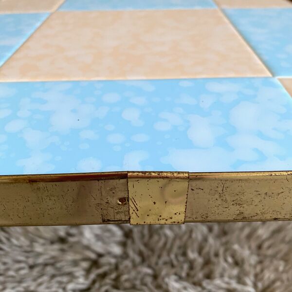 table d’appoint fleurie vintage en mosaïque pastel intérieur du milieu du siècle