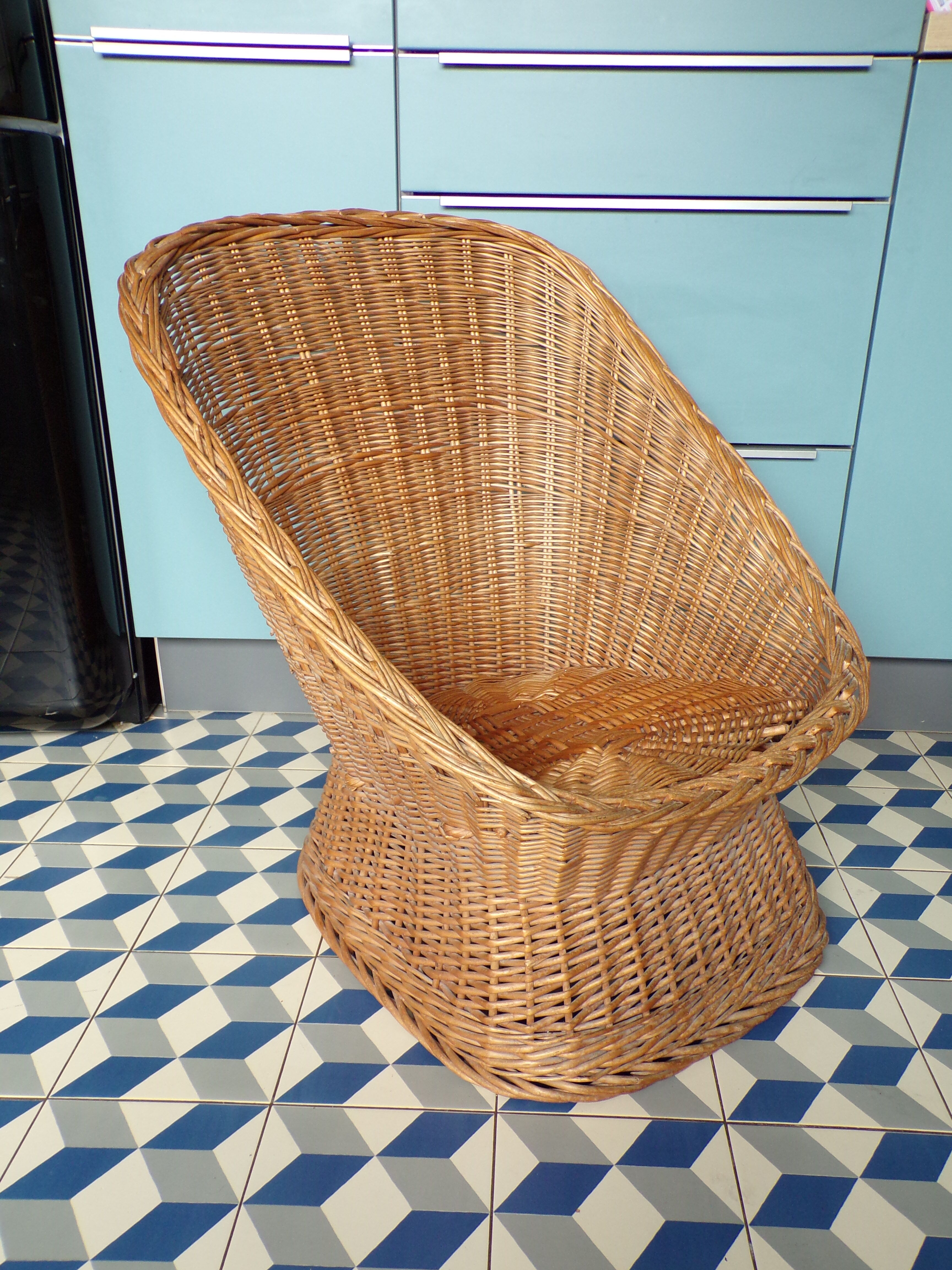 Vintage rattan basket warmer