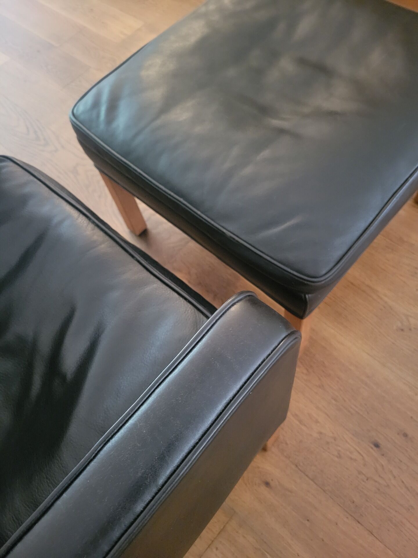 Vintage wingback chair 2431 with ottoman by Børge Mogensen for Fredericia