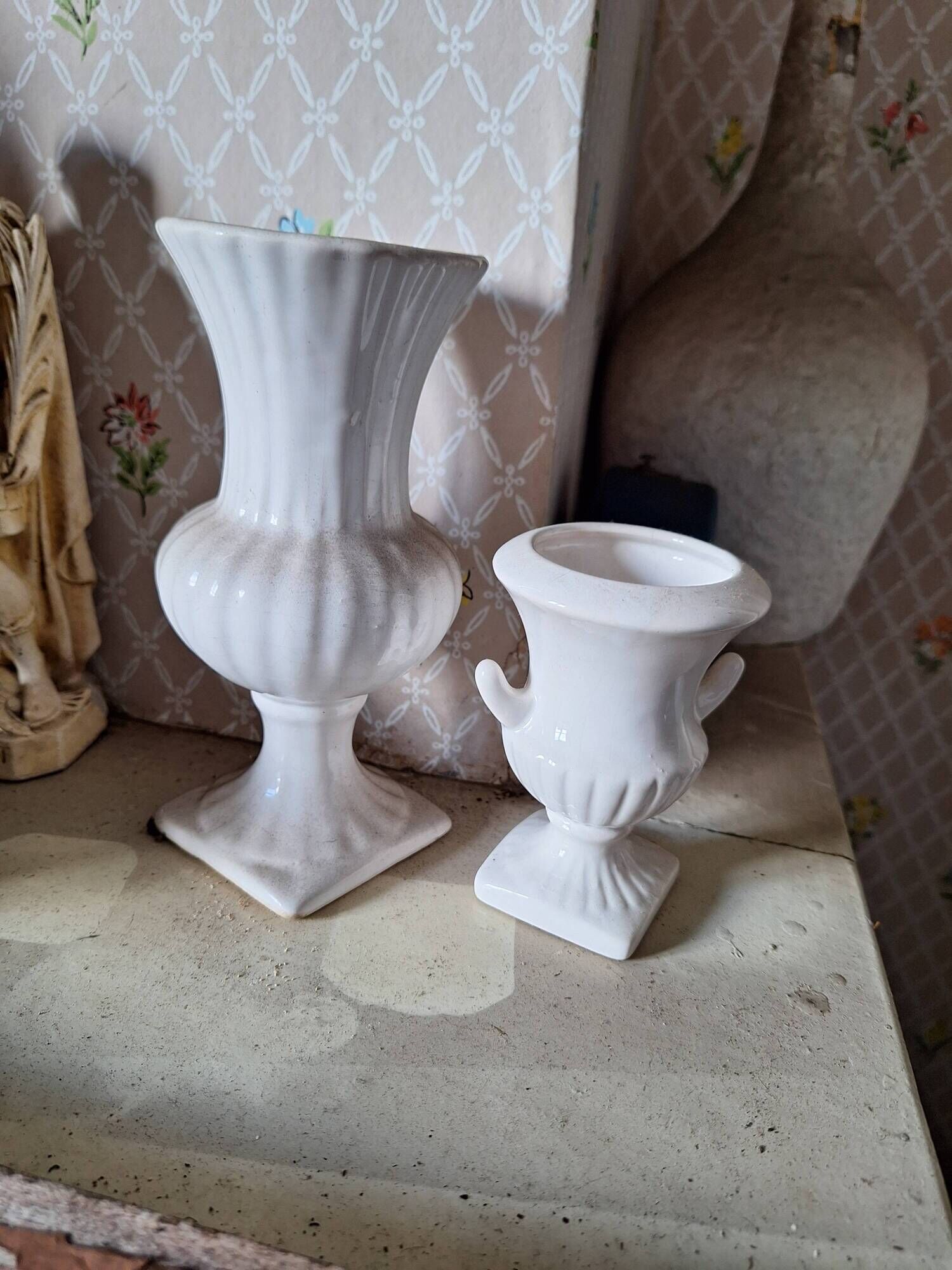 Set of 2 footed vases, 18 cm high and 10 cm high amphora.