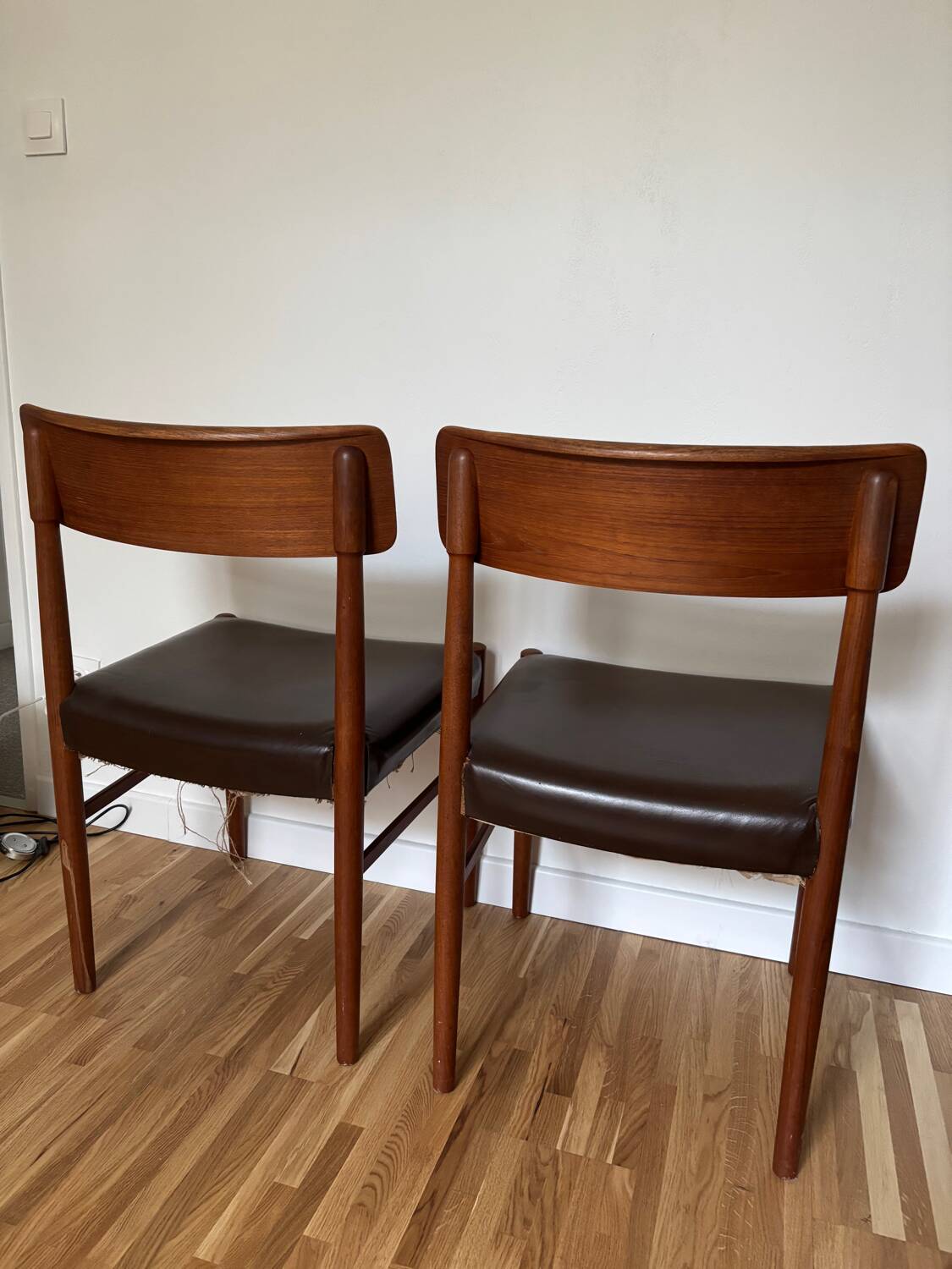Deux chaises en cuir et teck scandinave