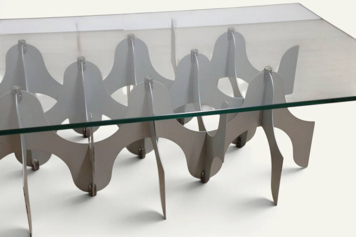 Minimalist sculptural coffee table in metal and glass – 1970