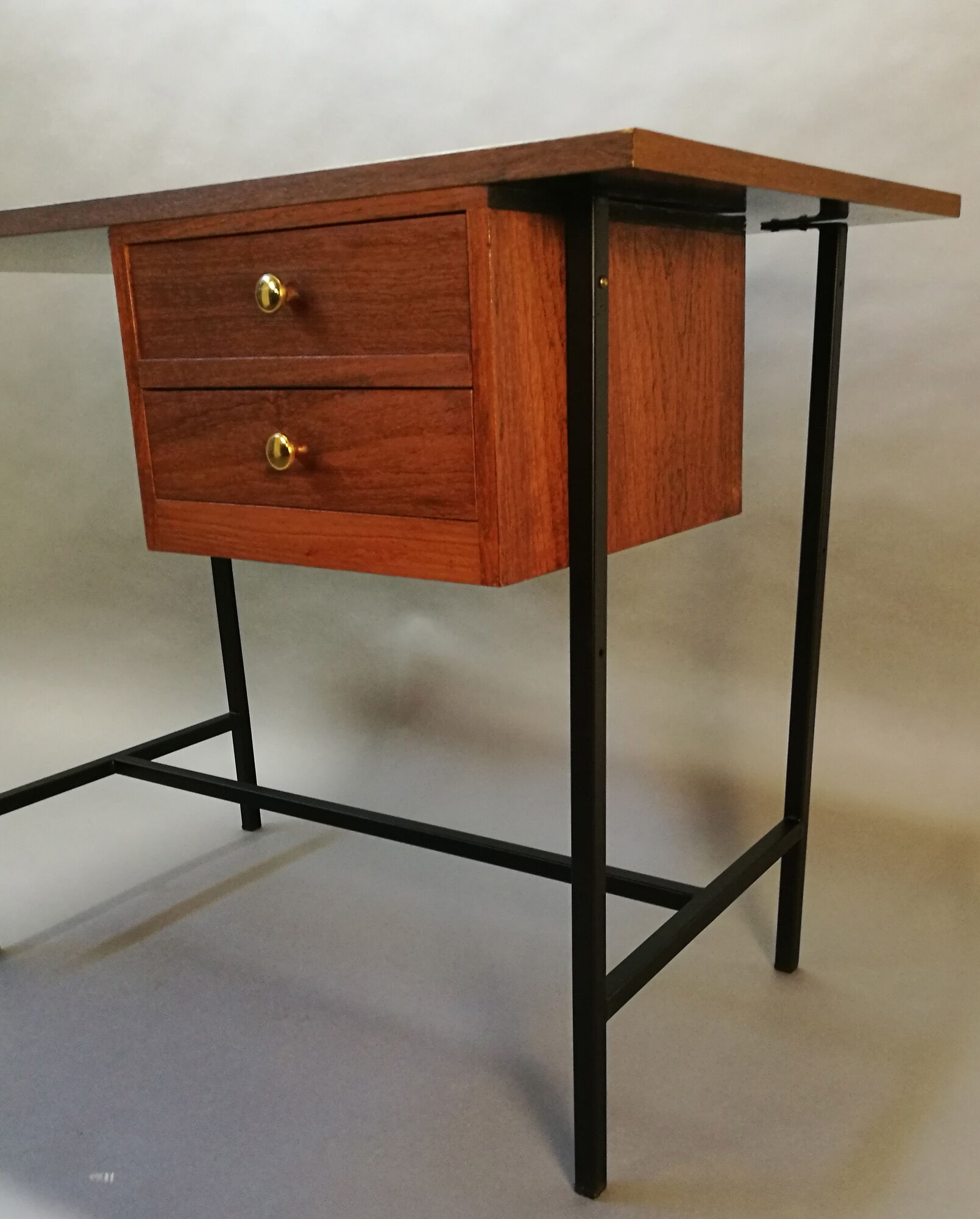 Bureau des années 50/60 en formica noir, acajou, doré