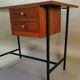 Bureau des années 50/60 en formica noir, acajou, doré