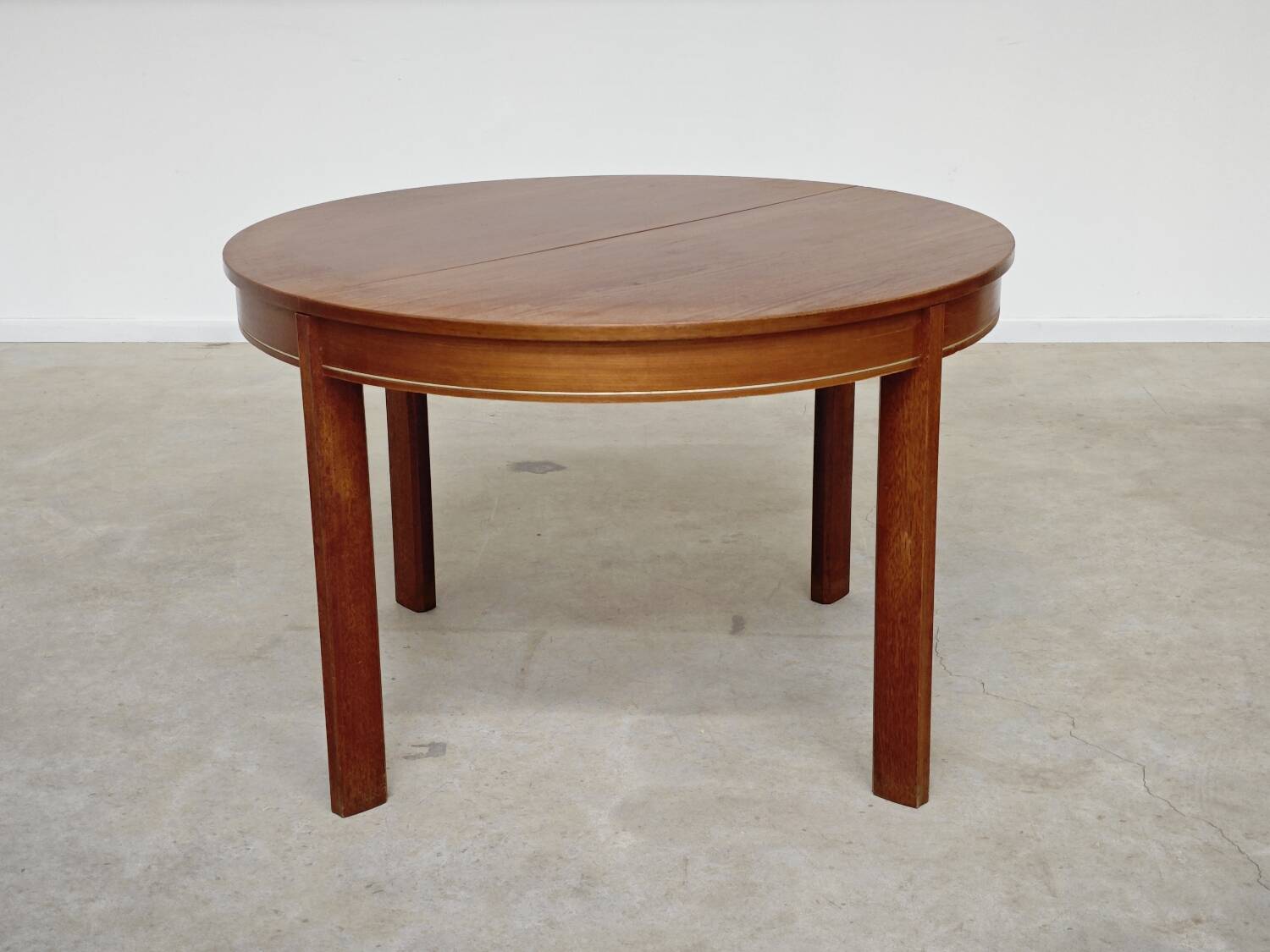 Extendable table with integrated Scandinavian style Self