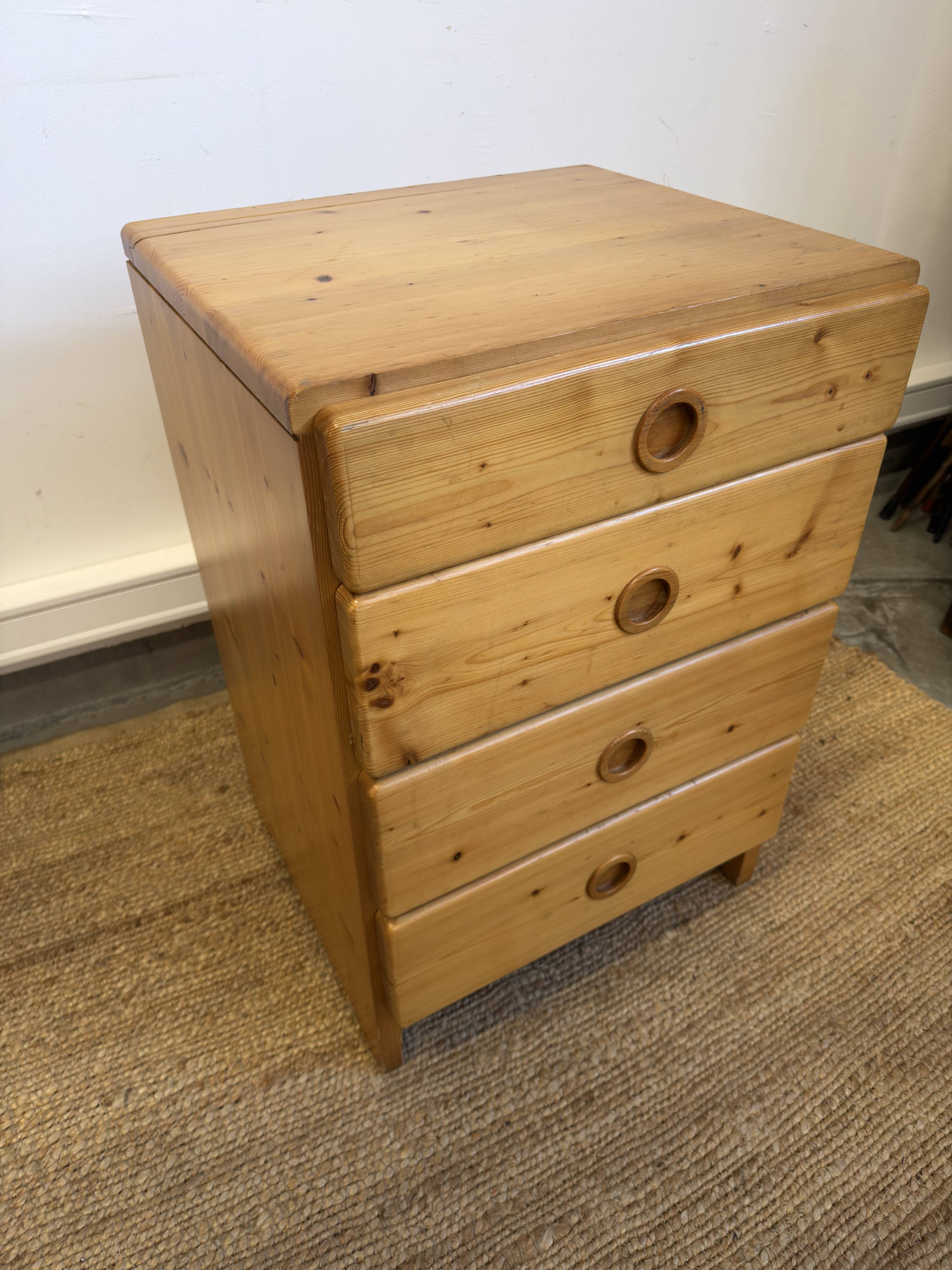 Commode Charlotte Perriand "Les Arcs" en pin massif – 4 tiroirs – Années 19
