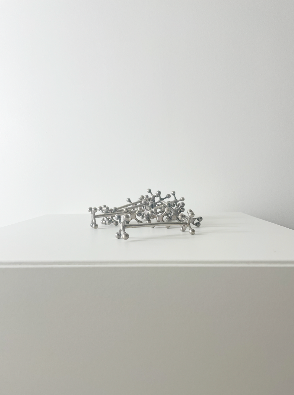 Art deco knife holder in silver metal