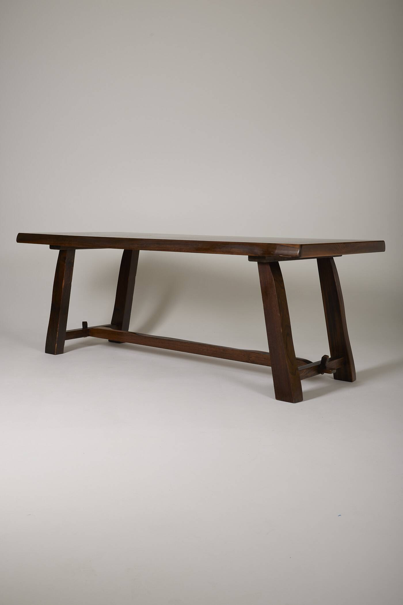 Table à manger brutaliste en bois massif