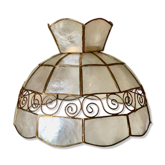 Mother-of-pearl suspension and golden spiral