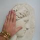 Visage antique en relief