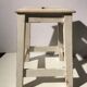 Tabouret d’atelier en bois patiné blanc