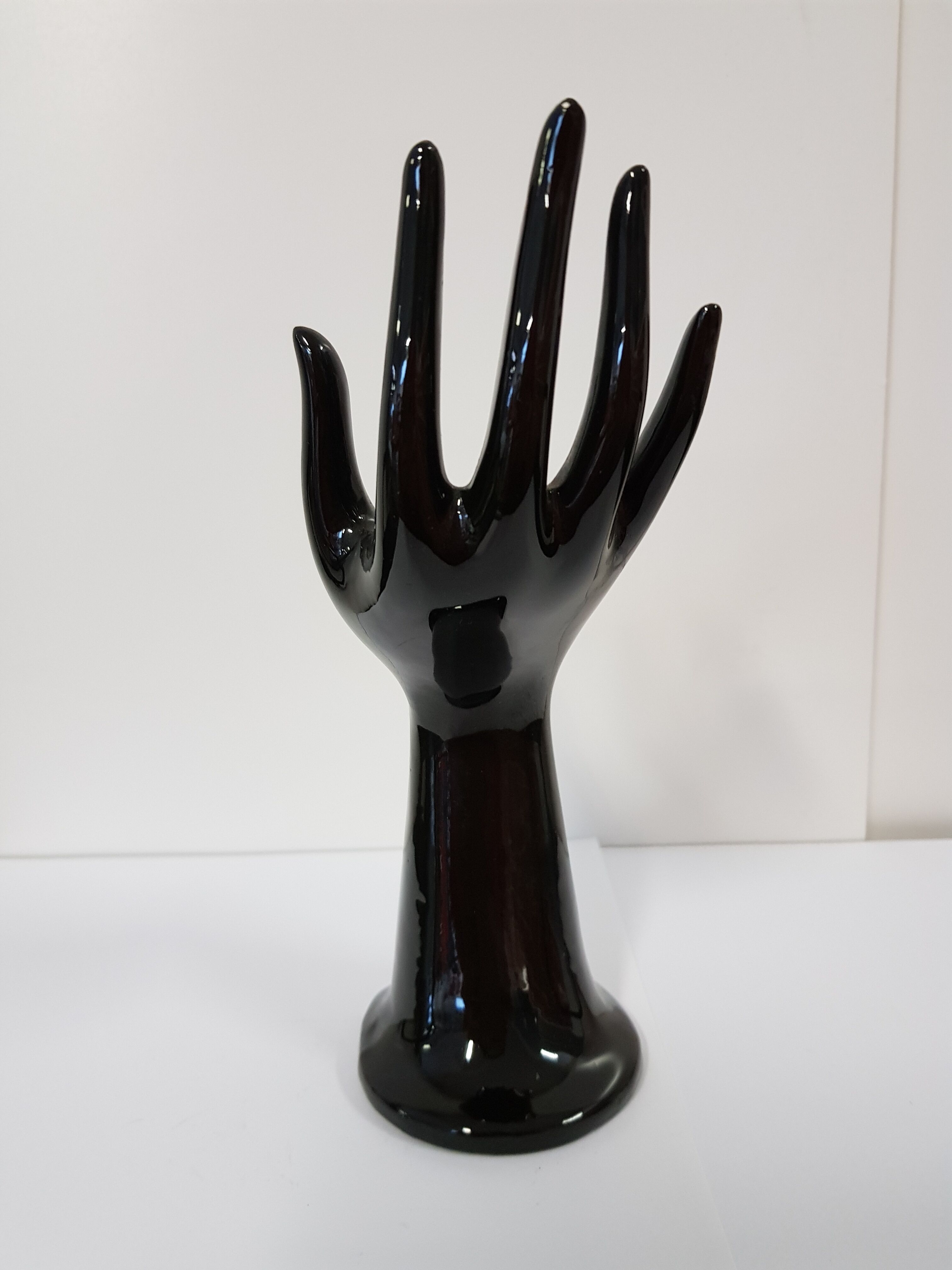 Hand baguier in black faience