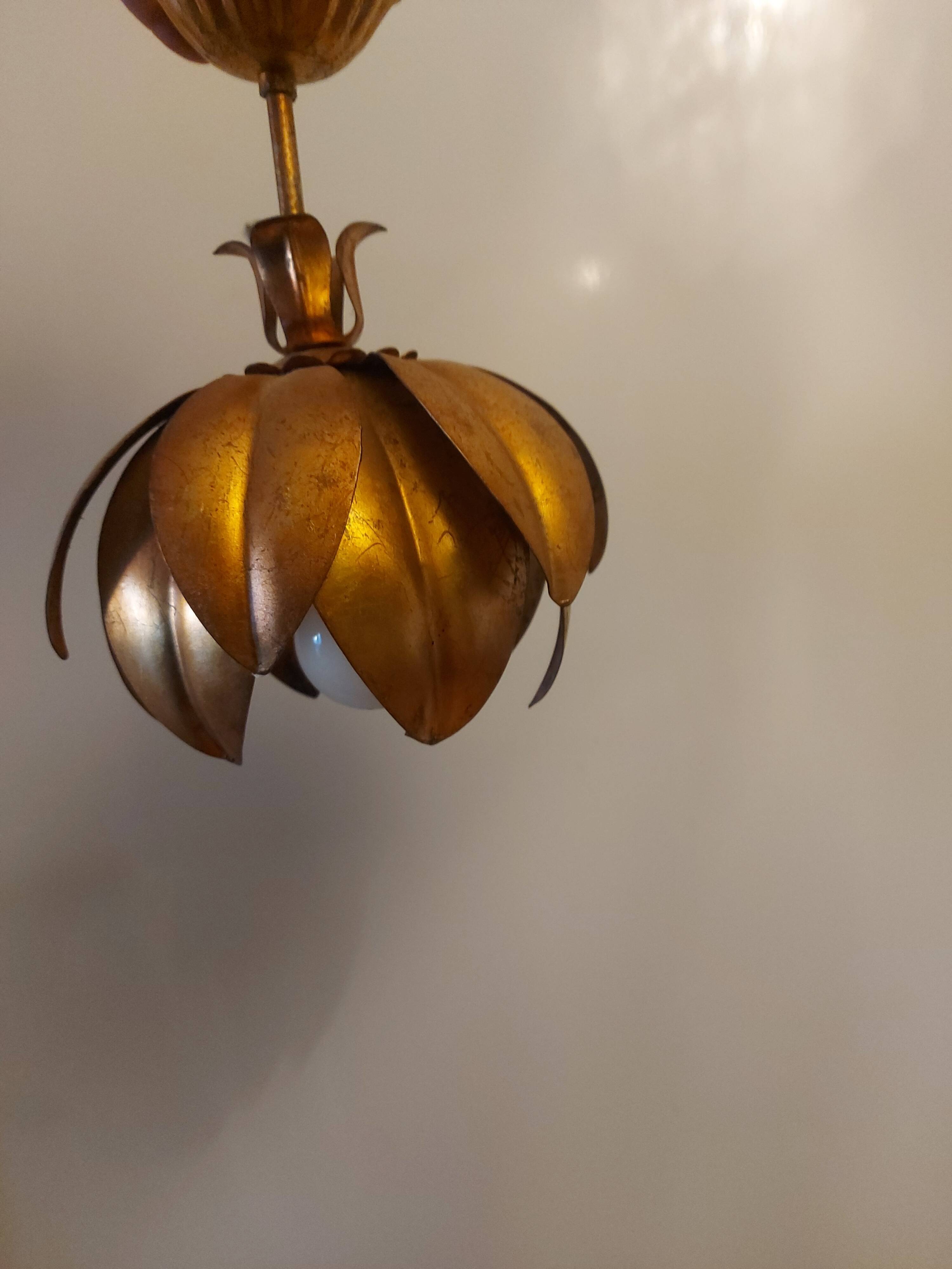 Flower ceiling light in gilded metal
