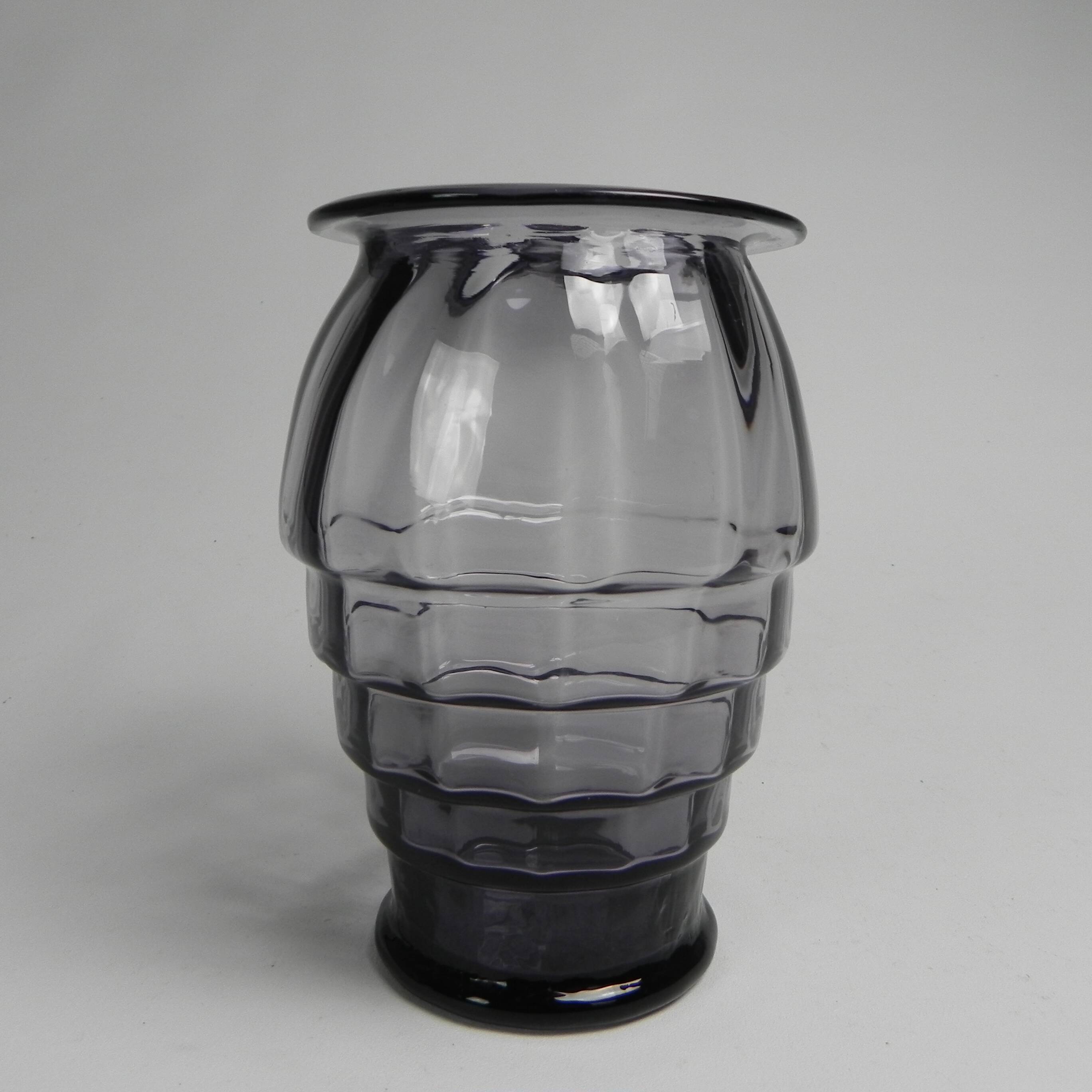 Art Deco vase with twisted vertical bands, Doyen style, 1930s.