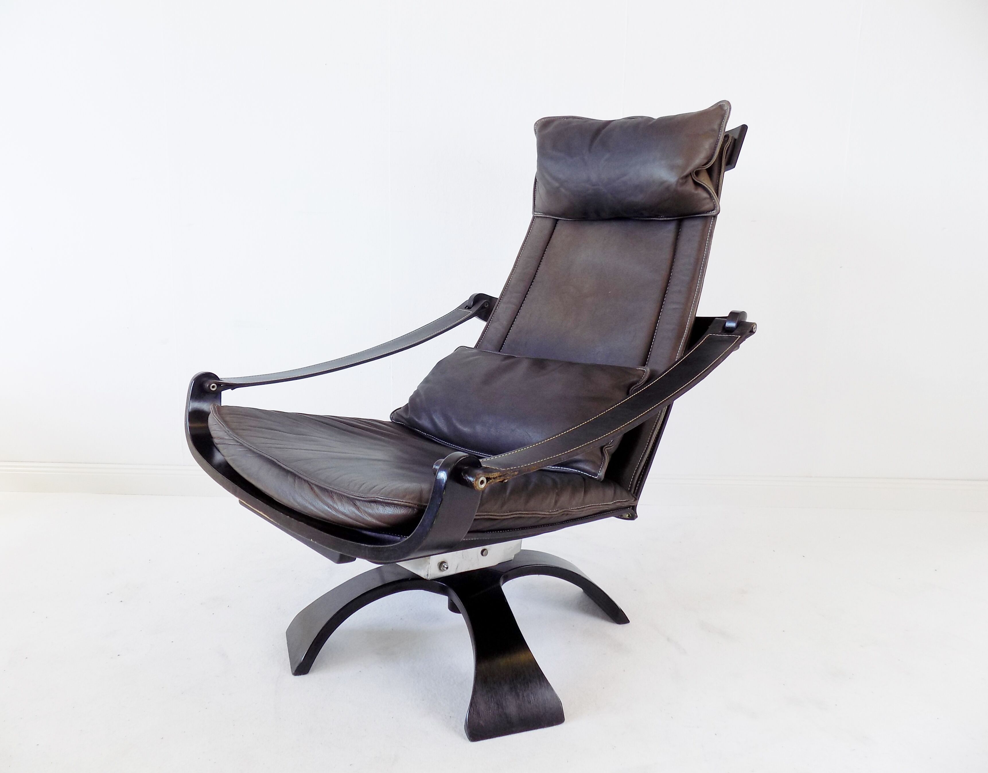 Nelo leather lounge chair by Ake Fribytter