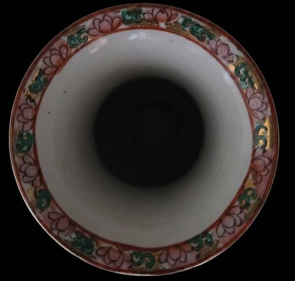 Vase balustre en porcelaine de Canton, style « Famille Rose »