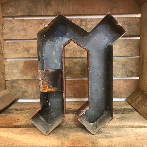 Old sign letter "n"