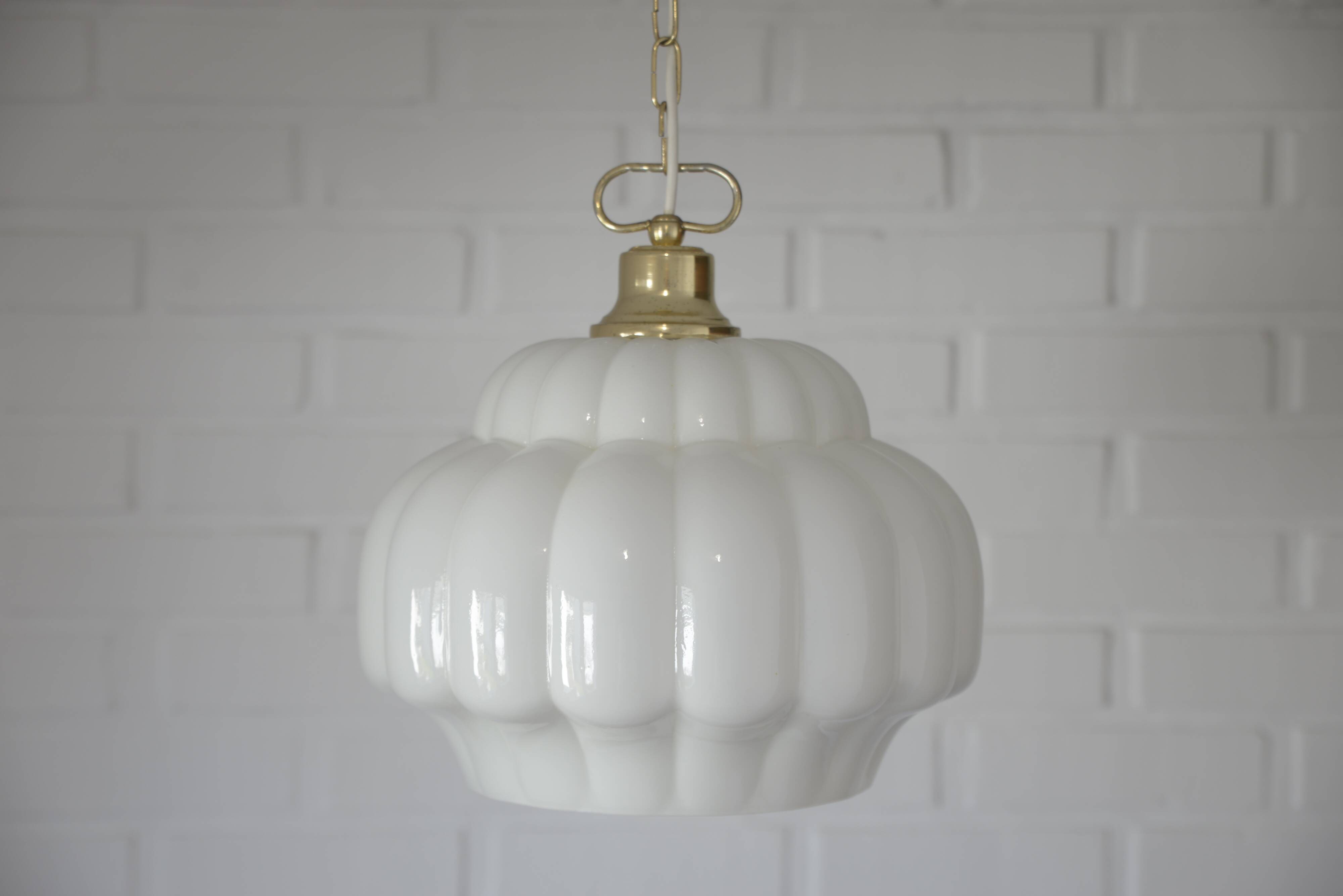 Suspension vintage en verre opalin blanc / Éclairage éclectique années 1970