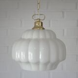 Suspension vintage en verre opalin blanc / Éclairage éclectique années 1970