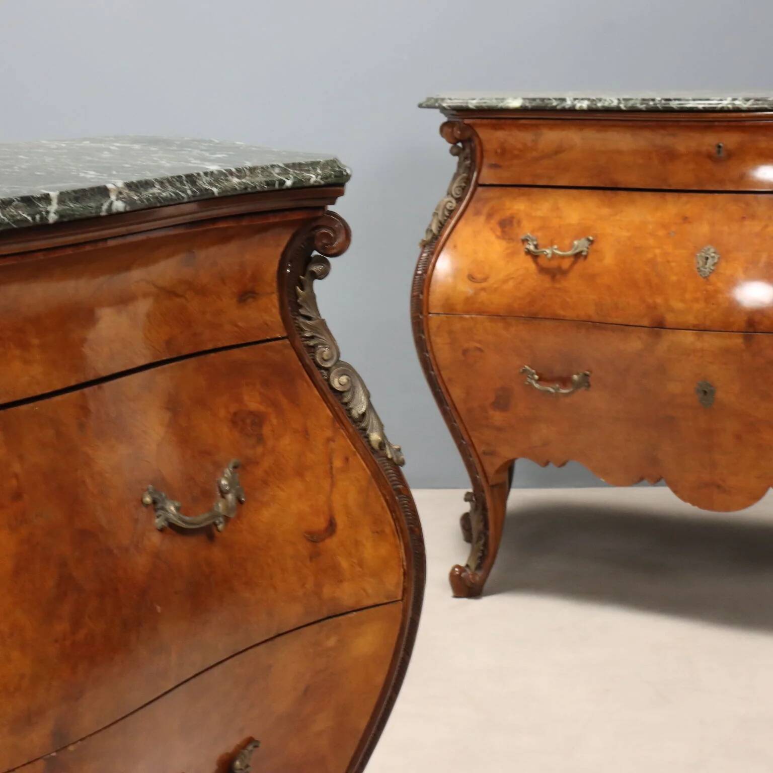 Paire de commodes anciennes style baroque en noyer XIXe siècle