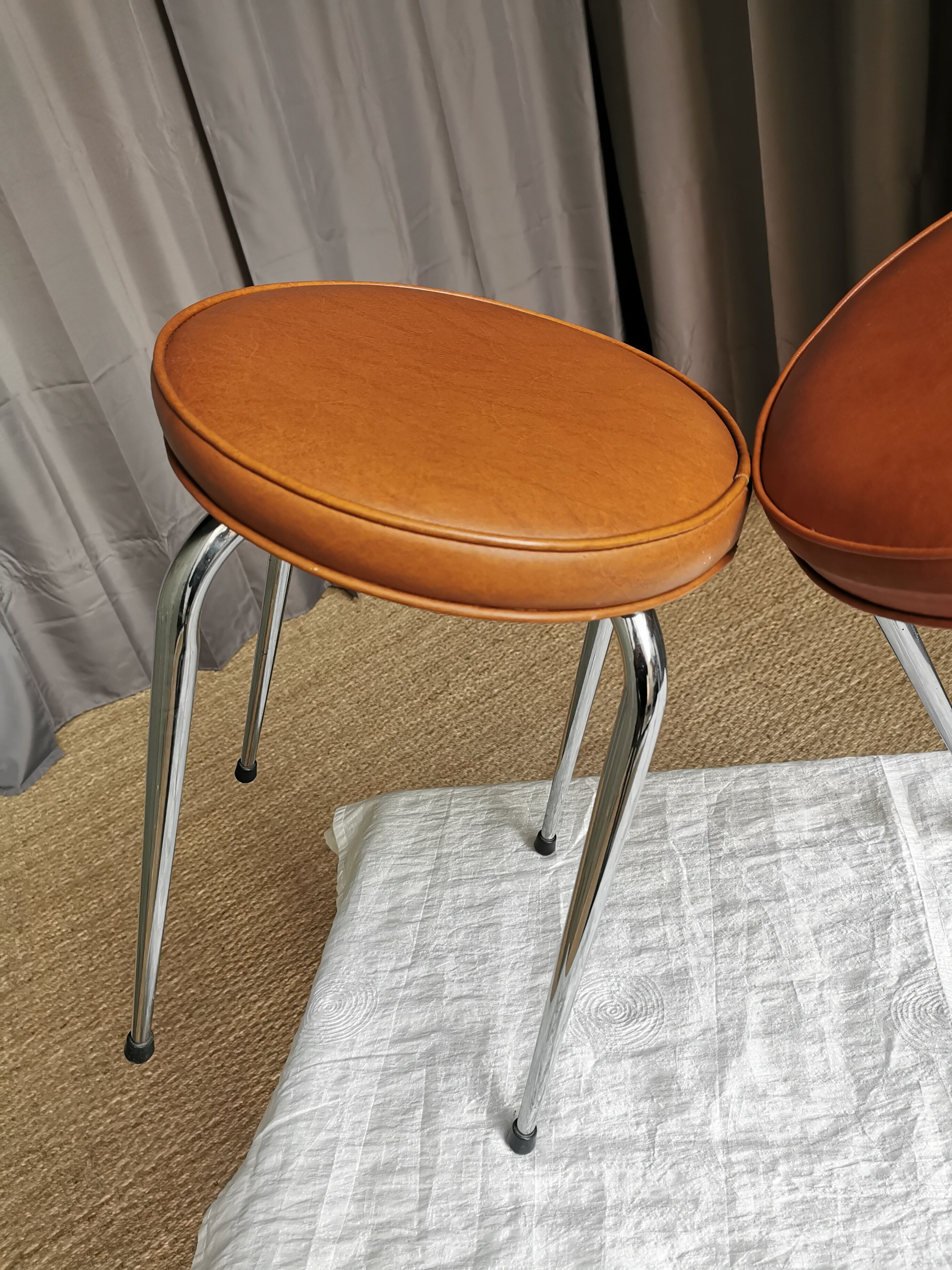 Pair of vintage stools "spindle feet"