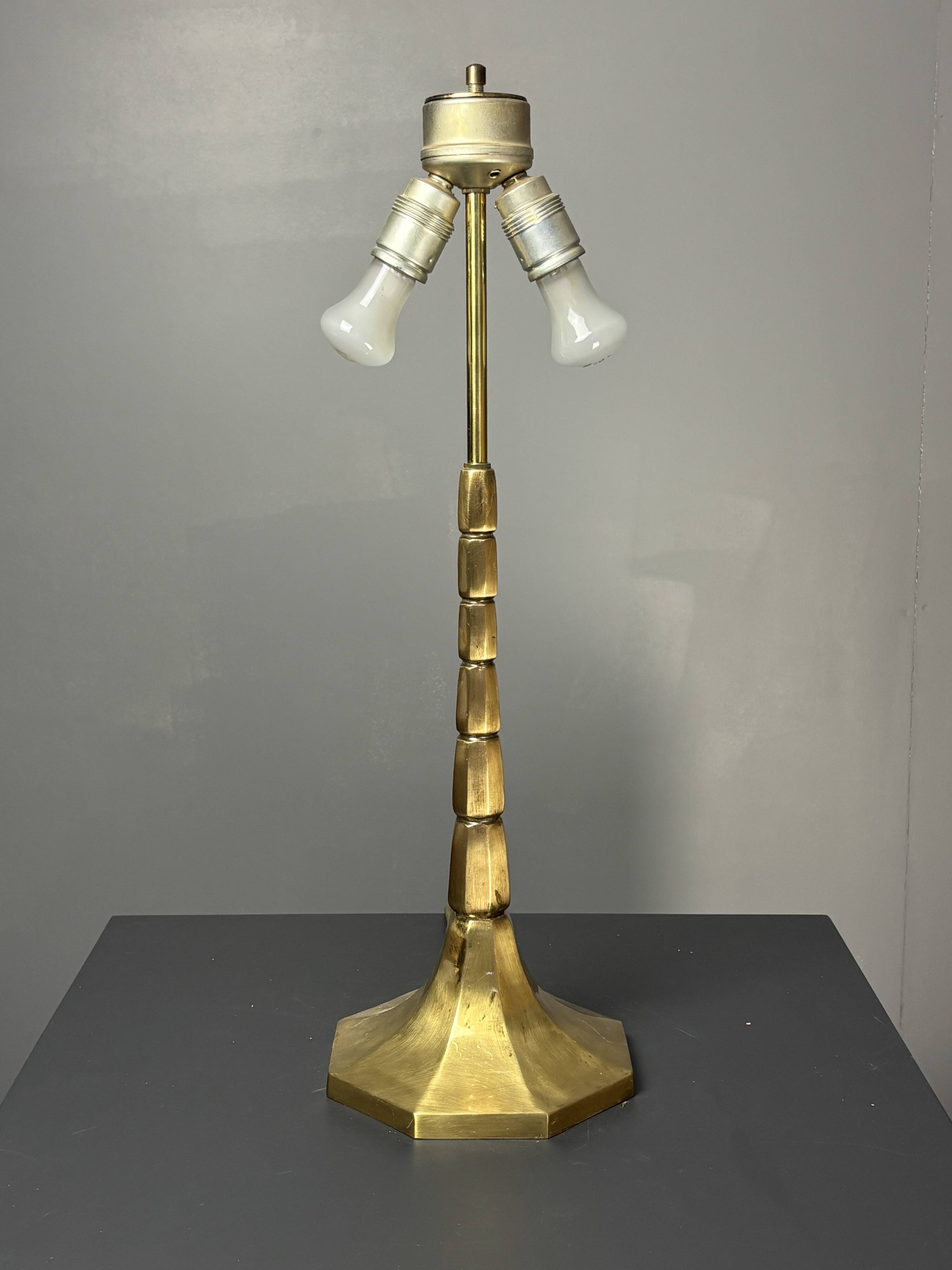 Lampe de table en rattan, bambou et laiton à tige en crayon du milieu du siècle. Années 1970.